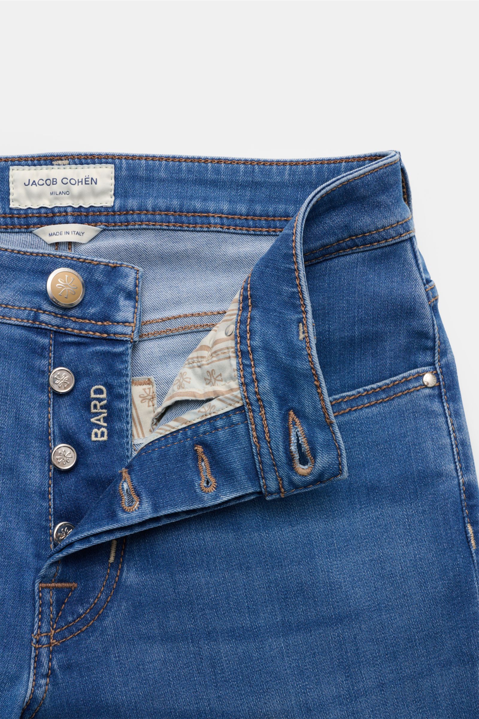 Close-up front view of the Jacob Cohen Jeans 'Bard' blau with button fly open, showing premium denim, branded buttons, and detailed stitching. Modern luxury for everyday wear: Premium jeans blending viscose, cotton, lyocell, soft touch, slim fit, tapered,