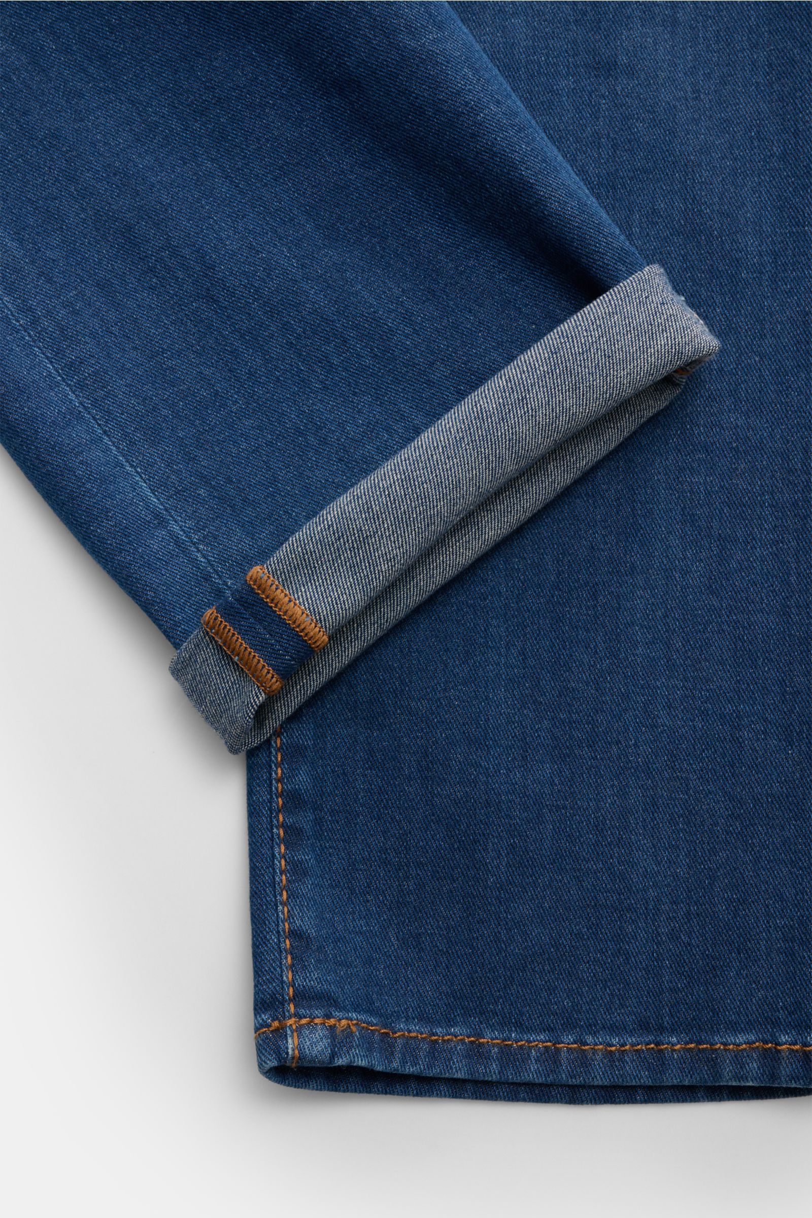 Jacob Cohen Jeans 'Bard' rauchblau, Detailaufnahme vom Beinabschluss mit Umschlag, elastischer Denim, Slim Fit, Used-Waschung, Lederpatch.