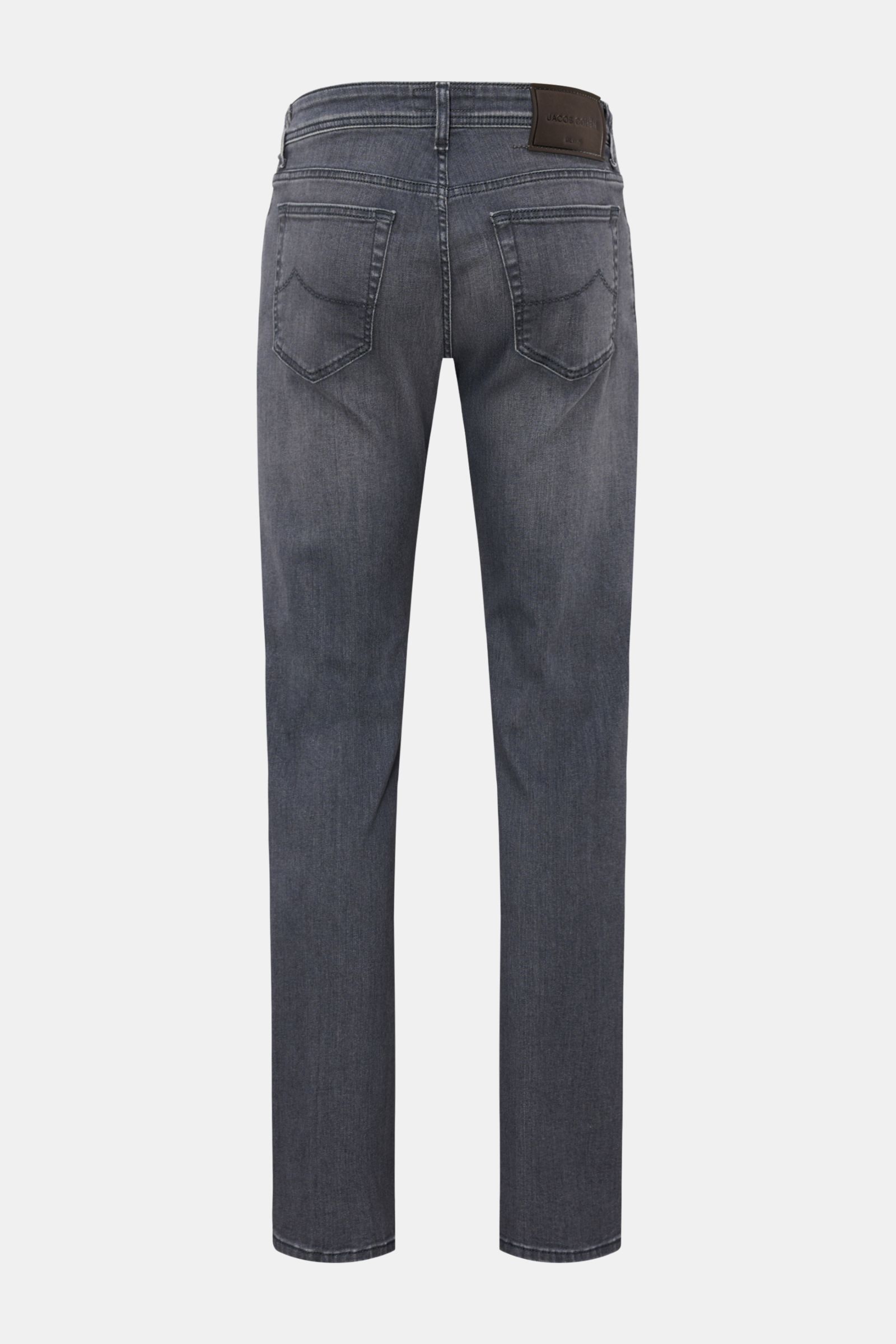 Jacob Cohen Jeans 'Bard' grau, Rückansicht, Slim Fit mit leichter Used-Waschung, Five-Pocket-Stil, Lederpatch und dezentem Stitching.