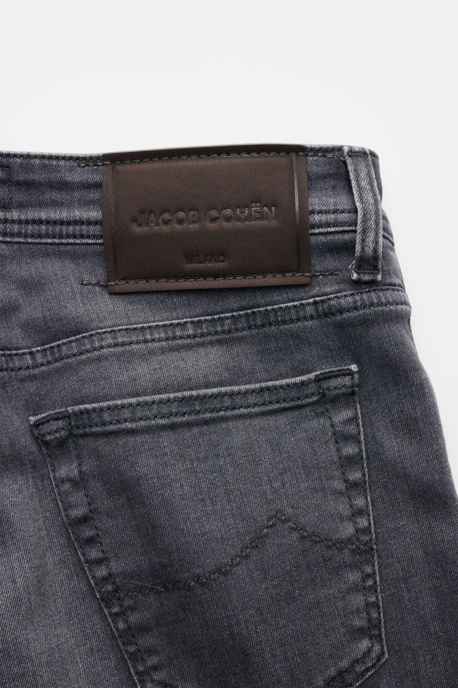 Jacob Cohen Jeans 'Bard' grau, Detailaufnahme von hinten oben mit Lederpatch, Gesäßtasche, Used-Waschung, Slim Fit, elastischer Baumwolle.