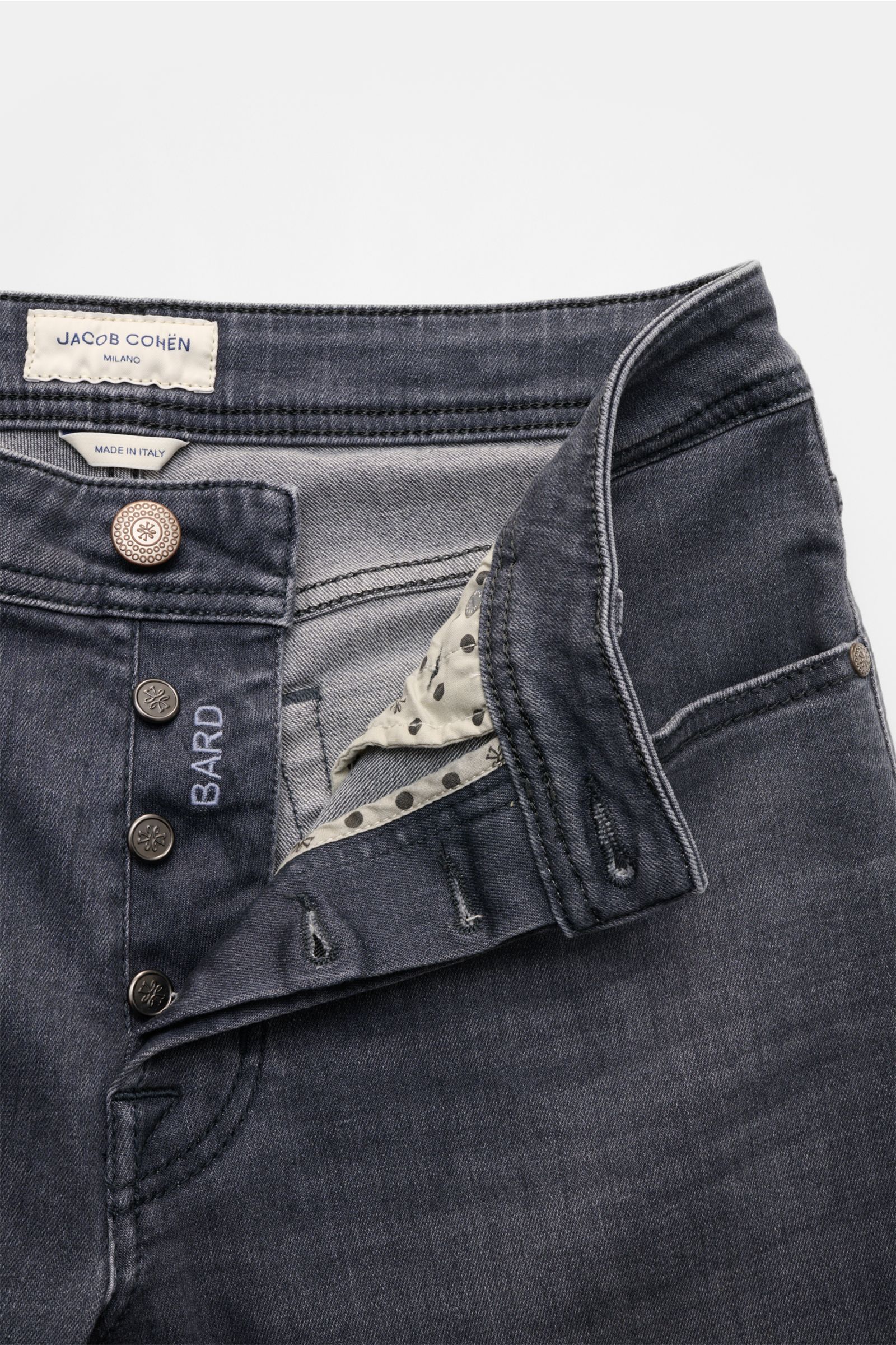 Jacob Cohen Jeans 'Bard' grau in Frontansicht, geöffneter Button Fly, Five-Pocket-Stil, leichte Used-Waschung, elastischer Denim.