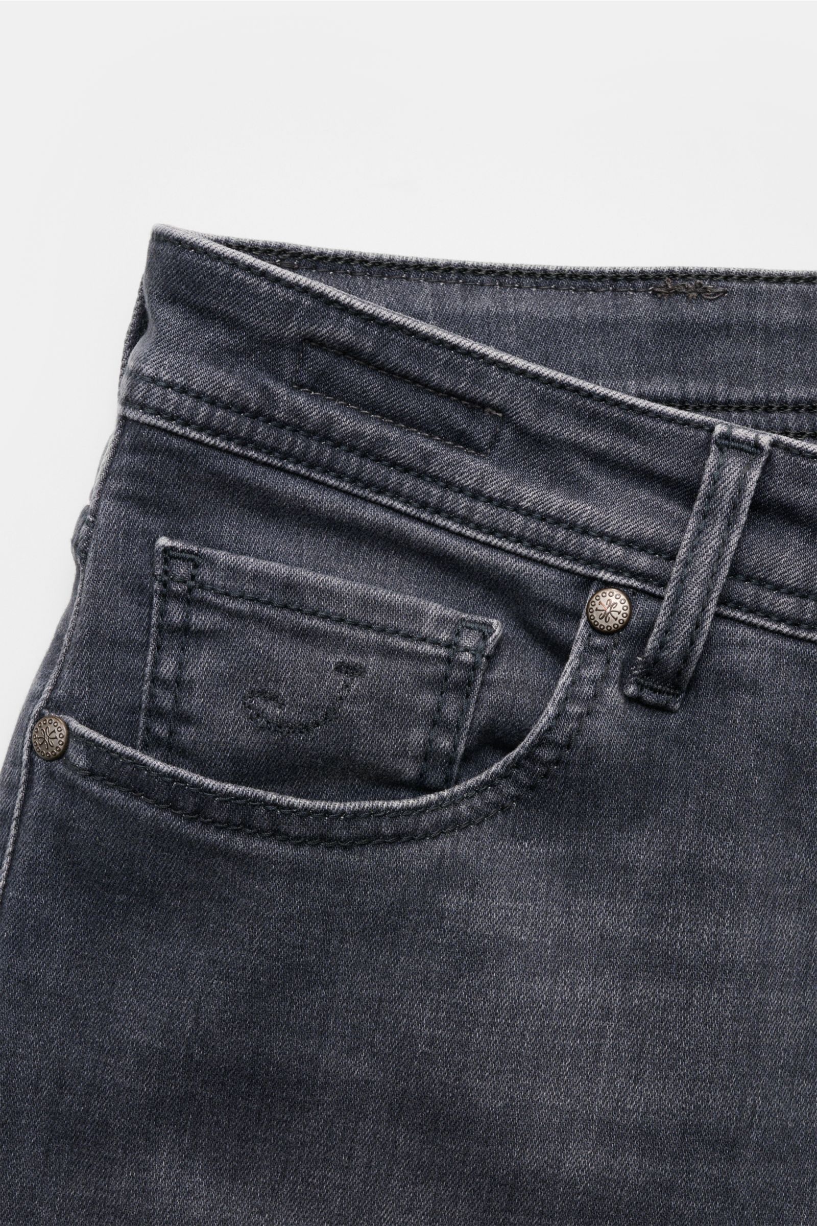 Jacob Cohen Jeans 'Bard' grau, Nahaufnahme von vorne oben, elastischer Denim, Slim Fit, Five-Pocket-Stil mit Münztasche und Lederpatch.