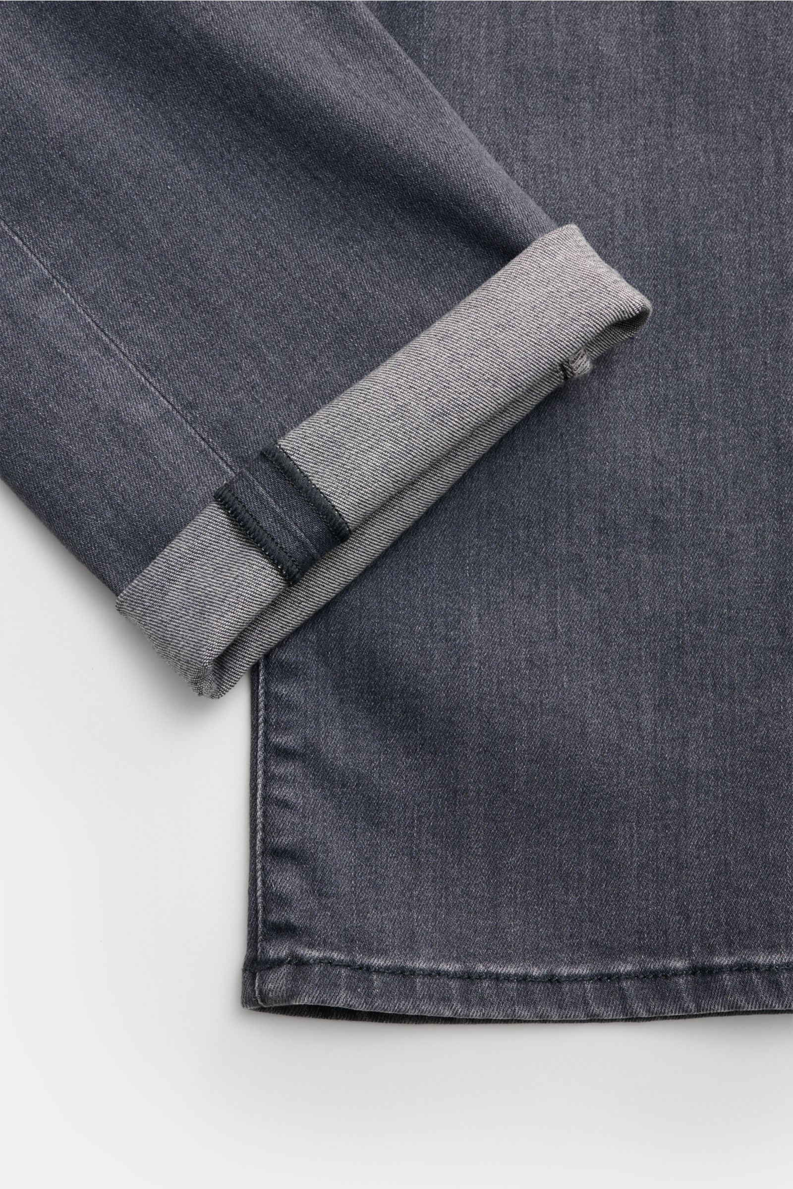 Jacob Cohen Jeans 'Bard' grau, Detailaufnahme der Beinumschlag-Innenseite aus elastischem Denim mit softer Used-Waschung, Slim Fit.