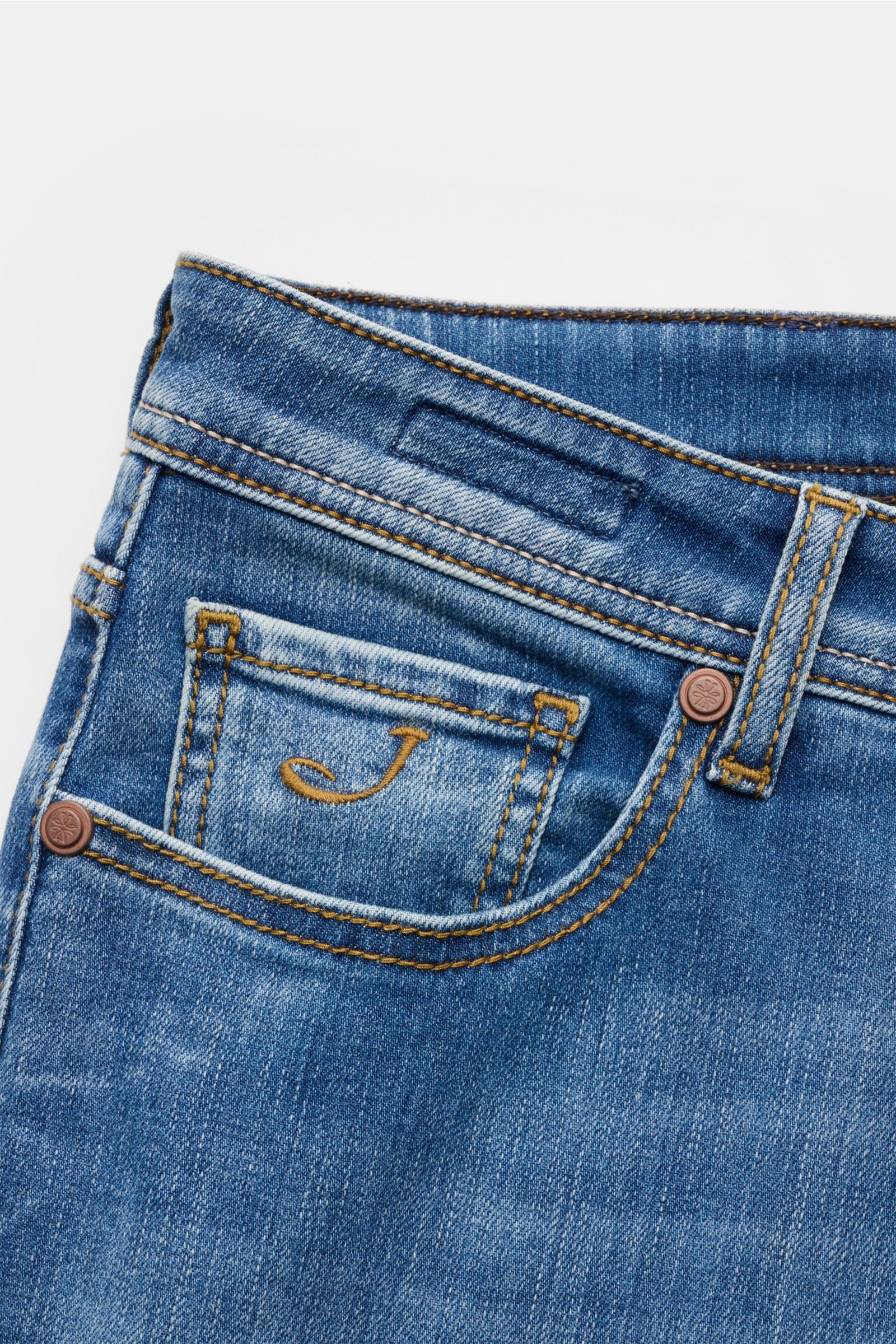 Close-up front view of Jacob Cohen Jeans 'Bard' blau showing premium denim with soft grip, authentic used wash, slim fit, and detailed stitching on the coin pocket.