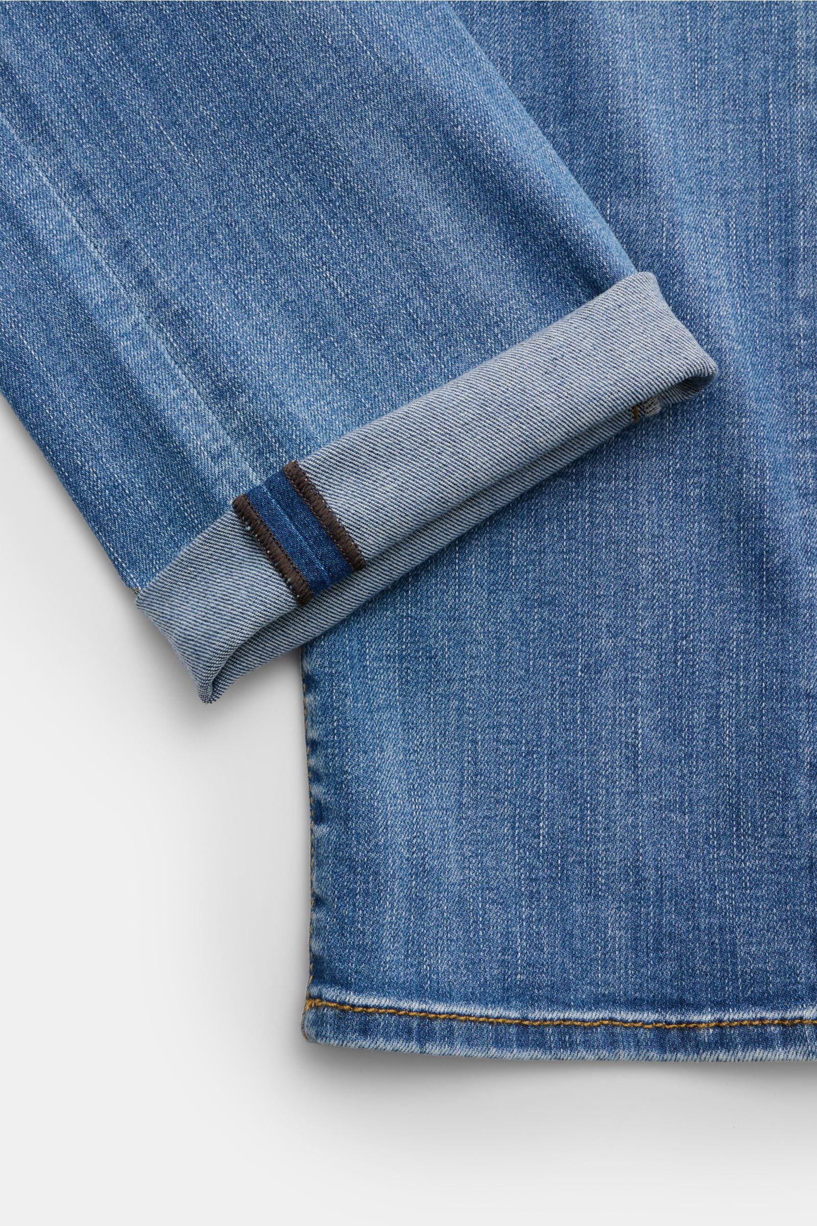 Close-up of the cuff and lower leg area of Jacob Cohen Jeans 'Bard' blau, showing elastic cotton denim with soft grip and authentic used wash from a top-down perspective.