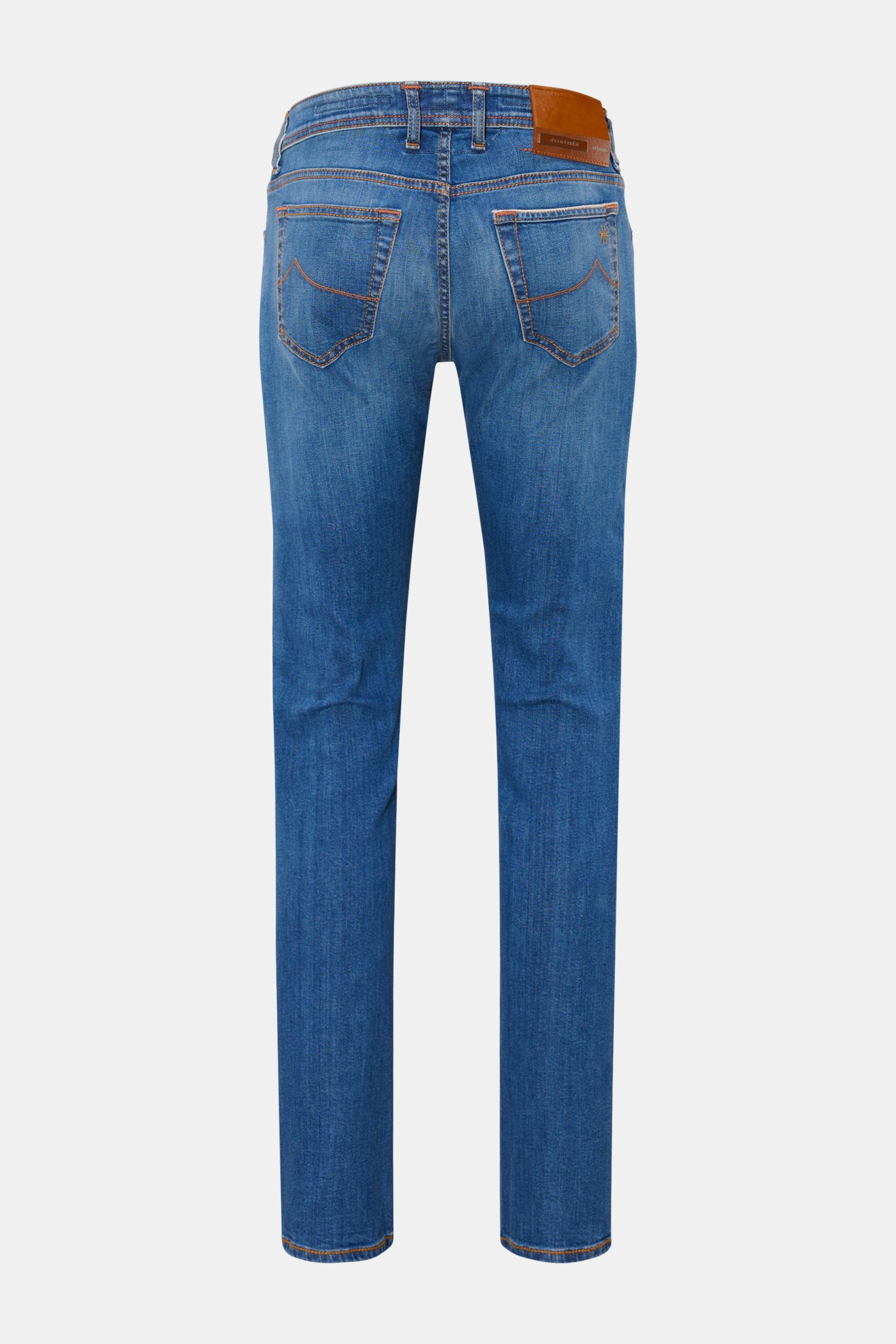 Jacob Cohen Jeans 'Bard LTD' blau von hinten, Slim Fit mit Used-Waschung, Kalbfell-Patch, Five-Pocket-Stil, Selvedge, Stretch und Denim-Duft.