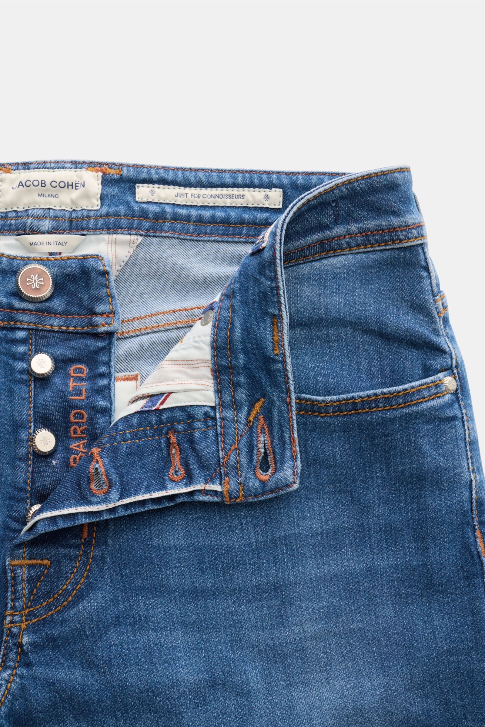 Jacob Cohen Jeans 'Bard LTD' blau in Nahaufnahme von oben, Button Fly, Slim Fit, dezente Used-Waschung, Kalbfell-Patch und limitierte Details.