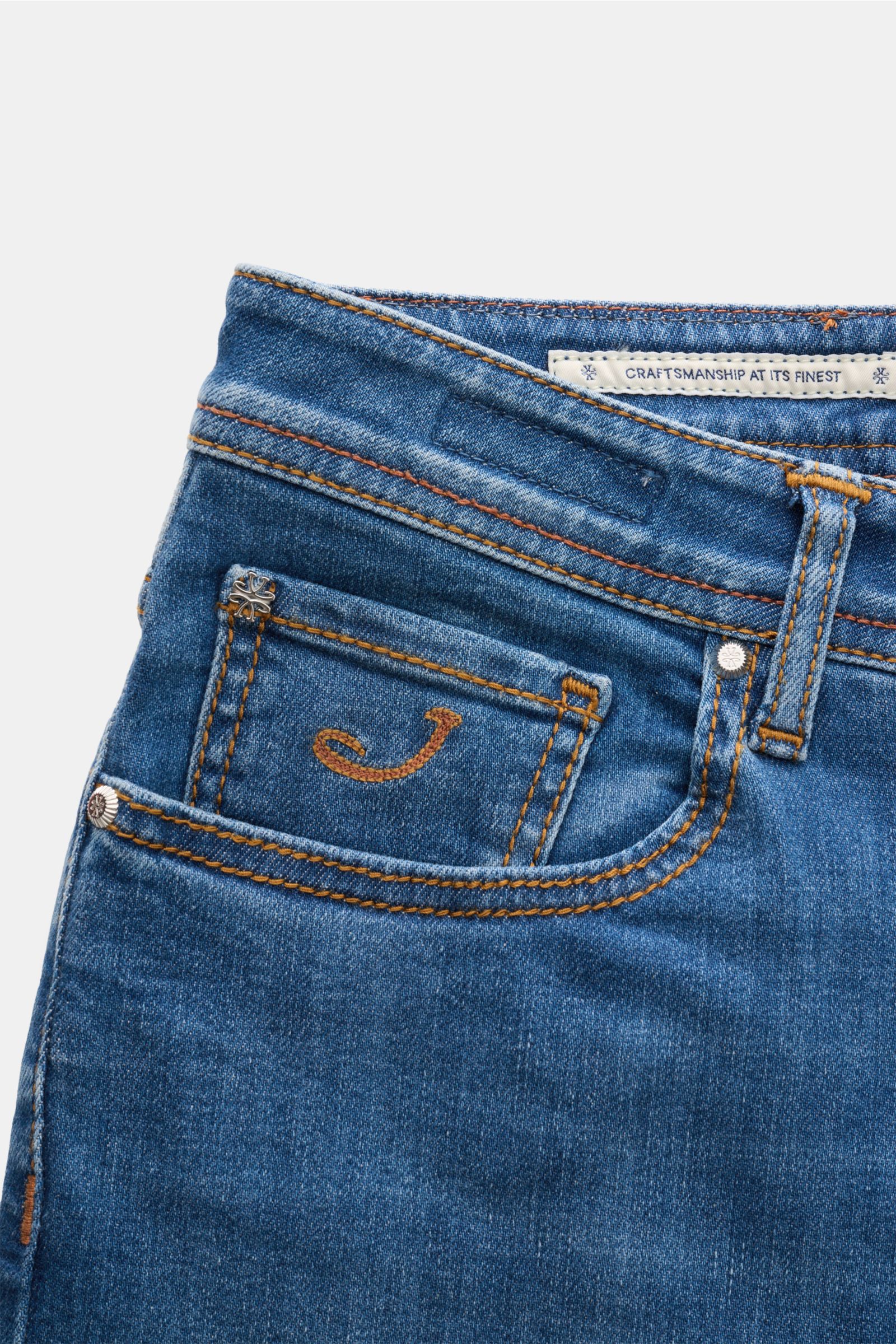 Jacob Cohen Jeans 'Bard LTD' blau, Nahaufnahme von vorne oben, zeigt Five-Pocket-Stil, dezent used, Kalbfell-Patch, Slim Fit, Baumwolle-Microfaser-Stretch.