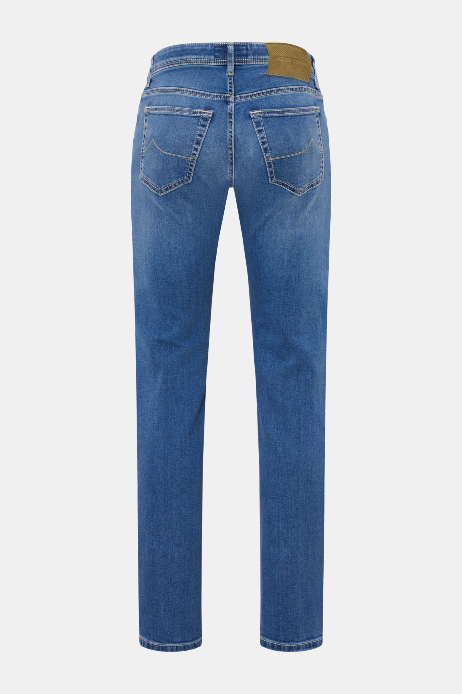 Rear view of Jacob Cohen Jeans 'Bard' rauchblau in slim fit with soft cotton-lyocell denim, subtle used wash, button fly, and leather patch.