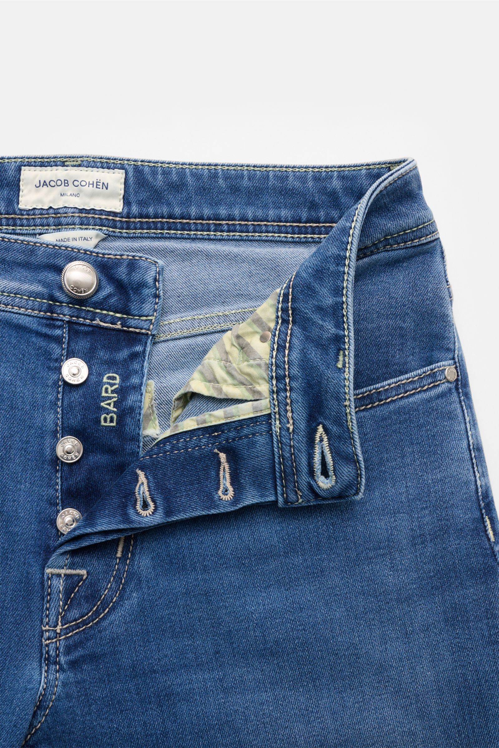 Close-up front view of Jacob Cohen Jeans 'Bard' rauchblau showing button fly, stitching, and label, made of soft cotton and lyocell blend.