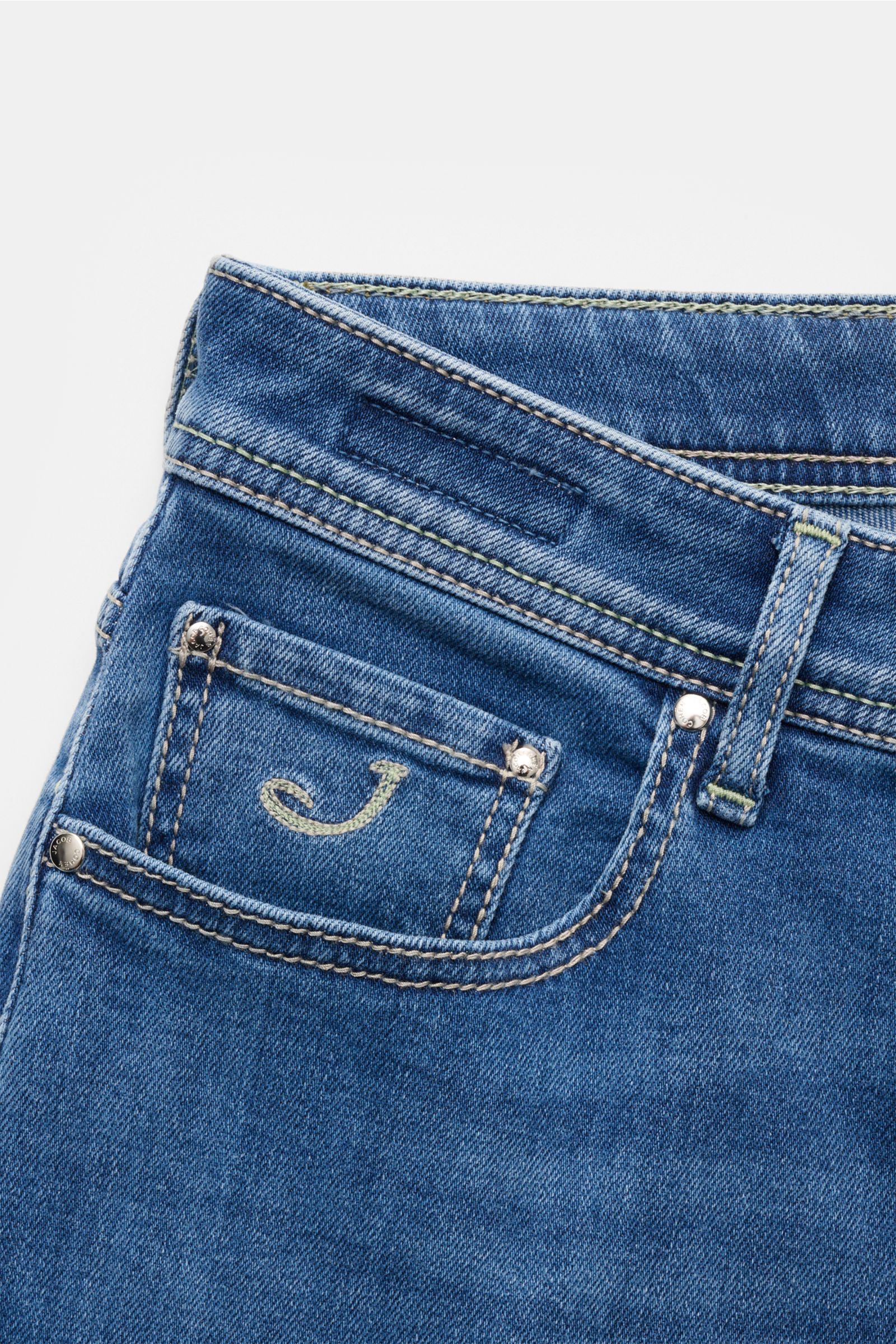 Close-up front view of Jacob Cohen Jeans 'Bard' rauchblau showing soft cotton-lyocell denim with slim fit, button fly, five-pocket style, subtle used wash, and signature 'J' on coin pocket, highlighting modern luxury and comfort.
