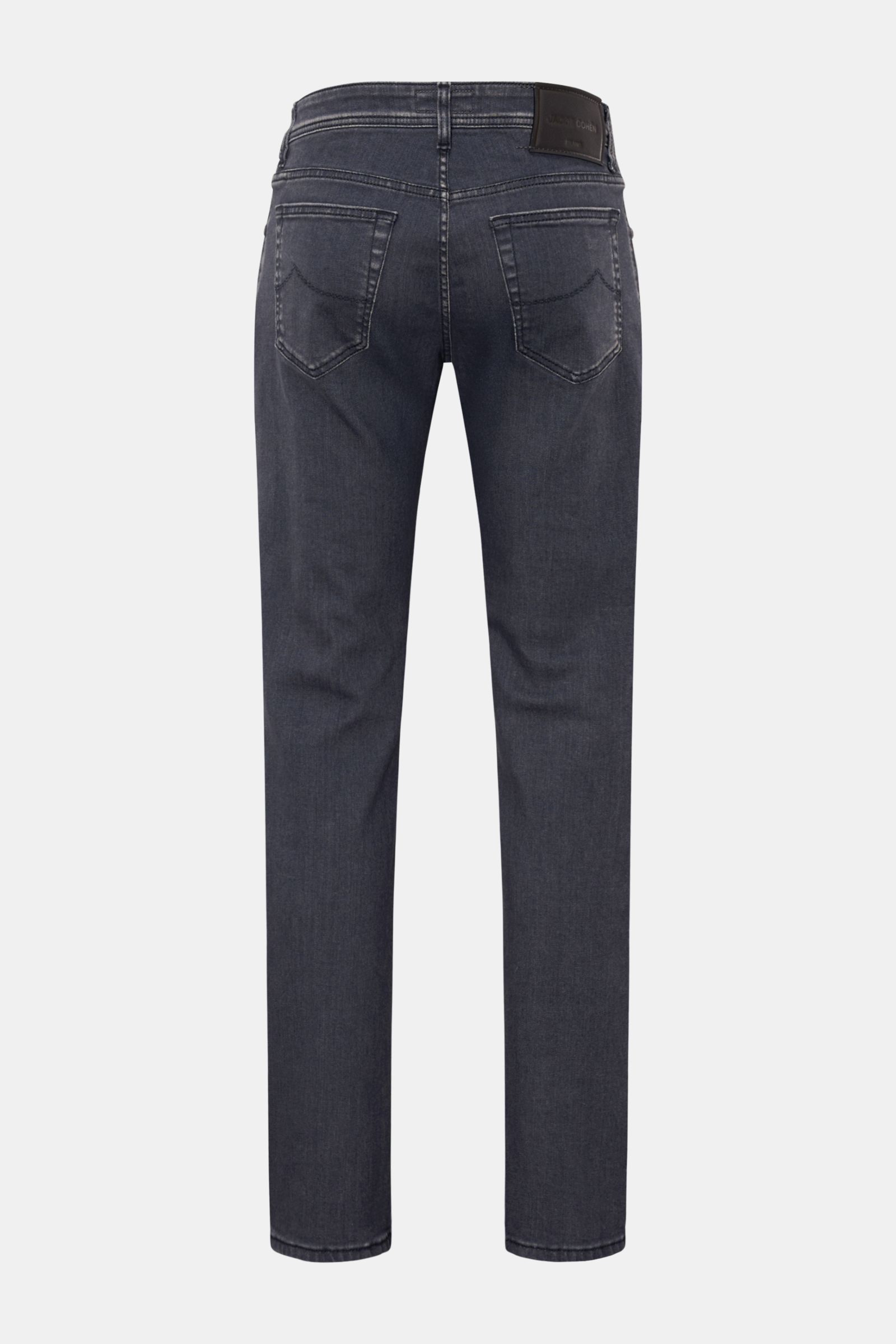 Jacob Cohen Jeans 'Bard' dunkelgrau shown from the back, slim fit, elastic cotton denim, soft touch, button fly, five-pocket style, leather patch.