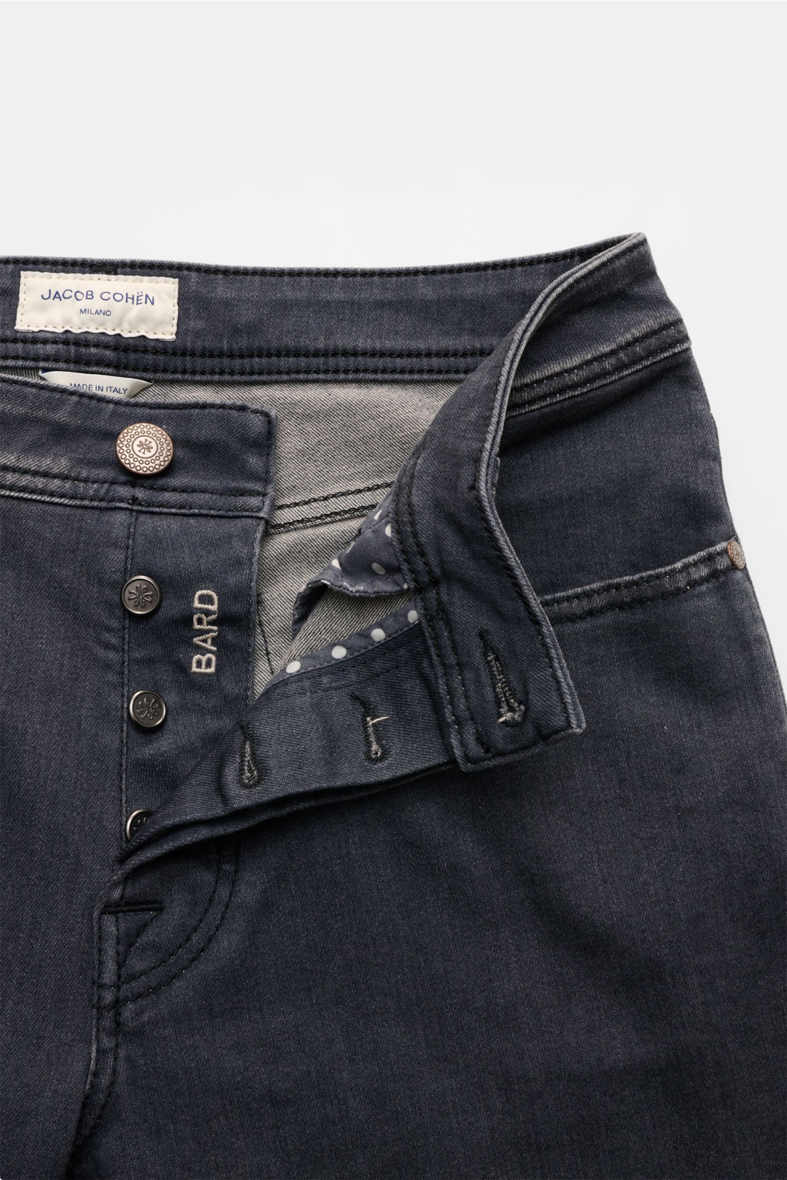 Close-up front view of Jacob Cohen Jeans 'Bard' dunkelgrau with button fly open, showing elastic cotton denim, soft touch, slim fit, five-pocket style, coin pocket with initial, stitched back pockets, and leather patch. Moderner Luxus für jeden Tag: Die P