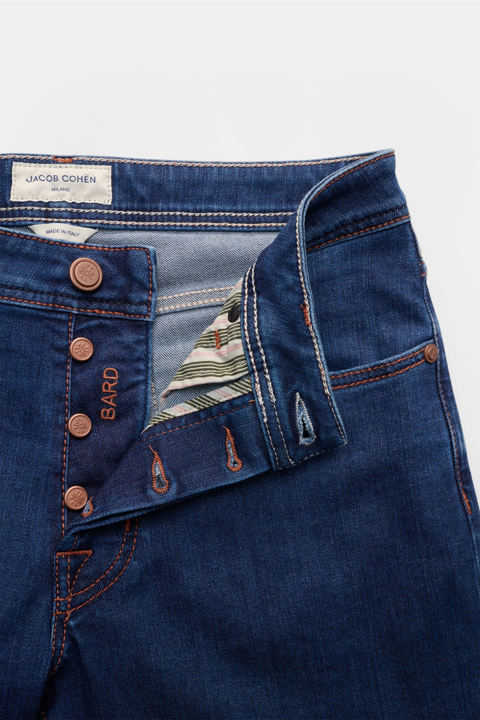 Front close-up of Jacob Cohen Jeans 'Bard' blau with button fly open, showing elastic cotton denim and detailed stitching, slim fit design.
