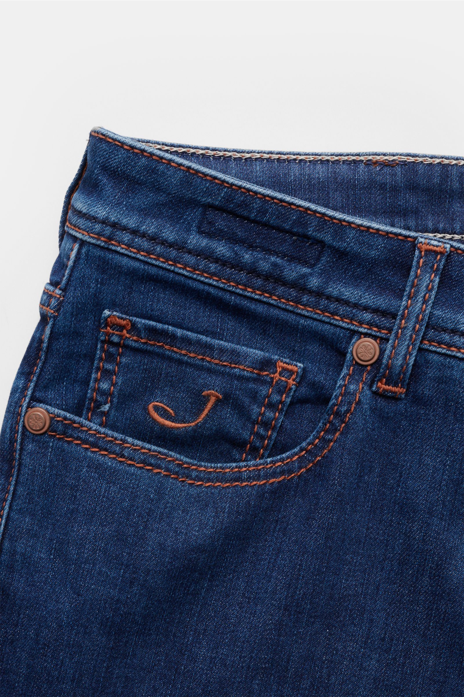 Close-up front view of Jacob Cohen Jeans 'Bard' blau showing elastic cotton denim, slim fit, button fly, five-pocket style with embroidered 'J' on coin pocket.