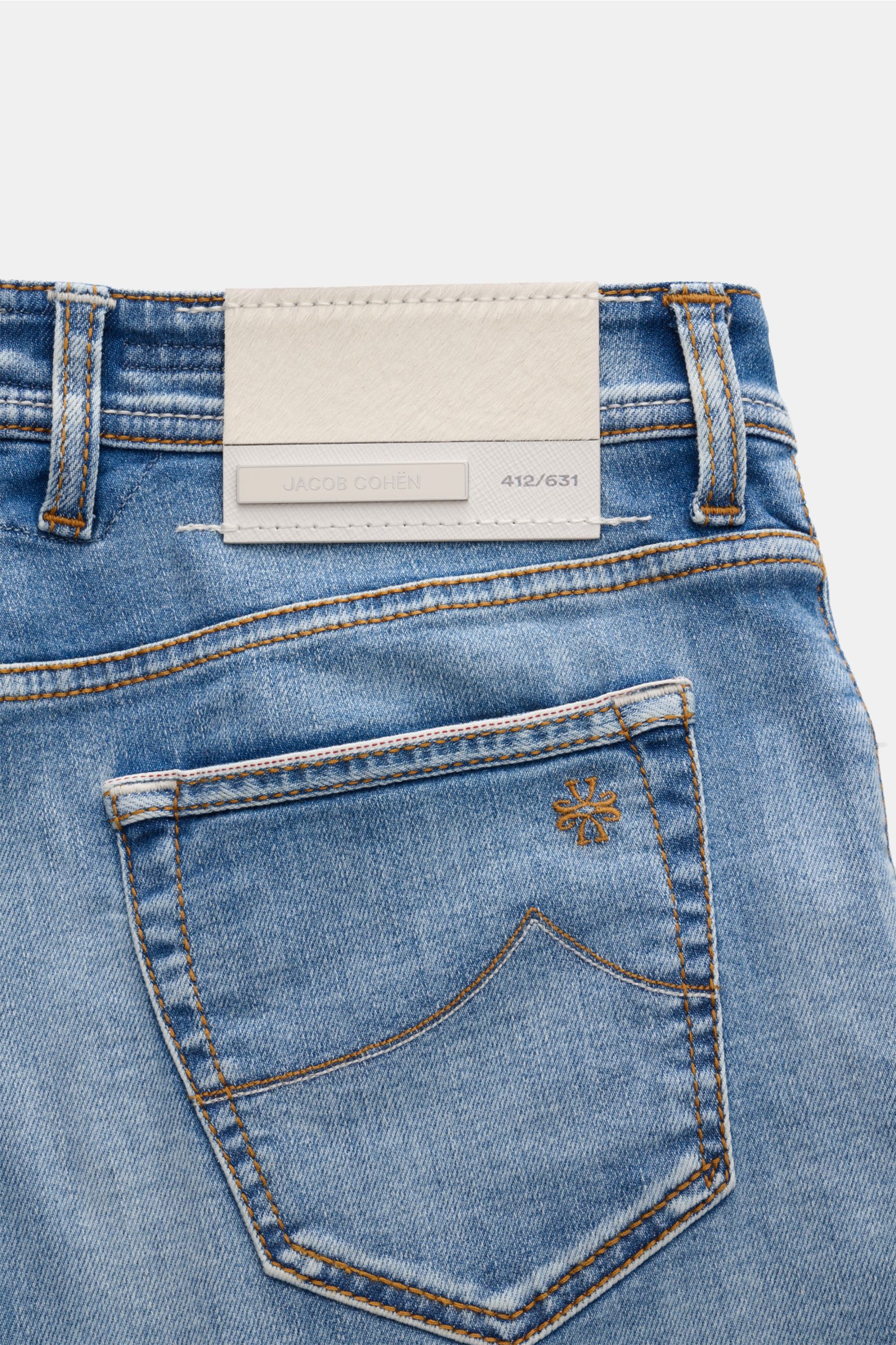 Jacob Cohen Jeans 'Bard LTD' rauchblau, Detailrückansicht mit Kalbfell-Patch, Selvedge, Used-Waschung, Slim Fit und dezenter Stickerei.