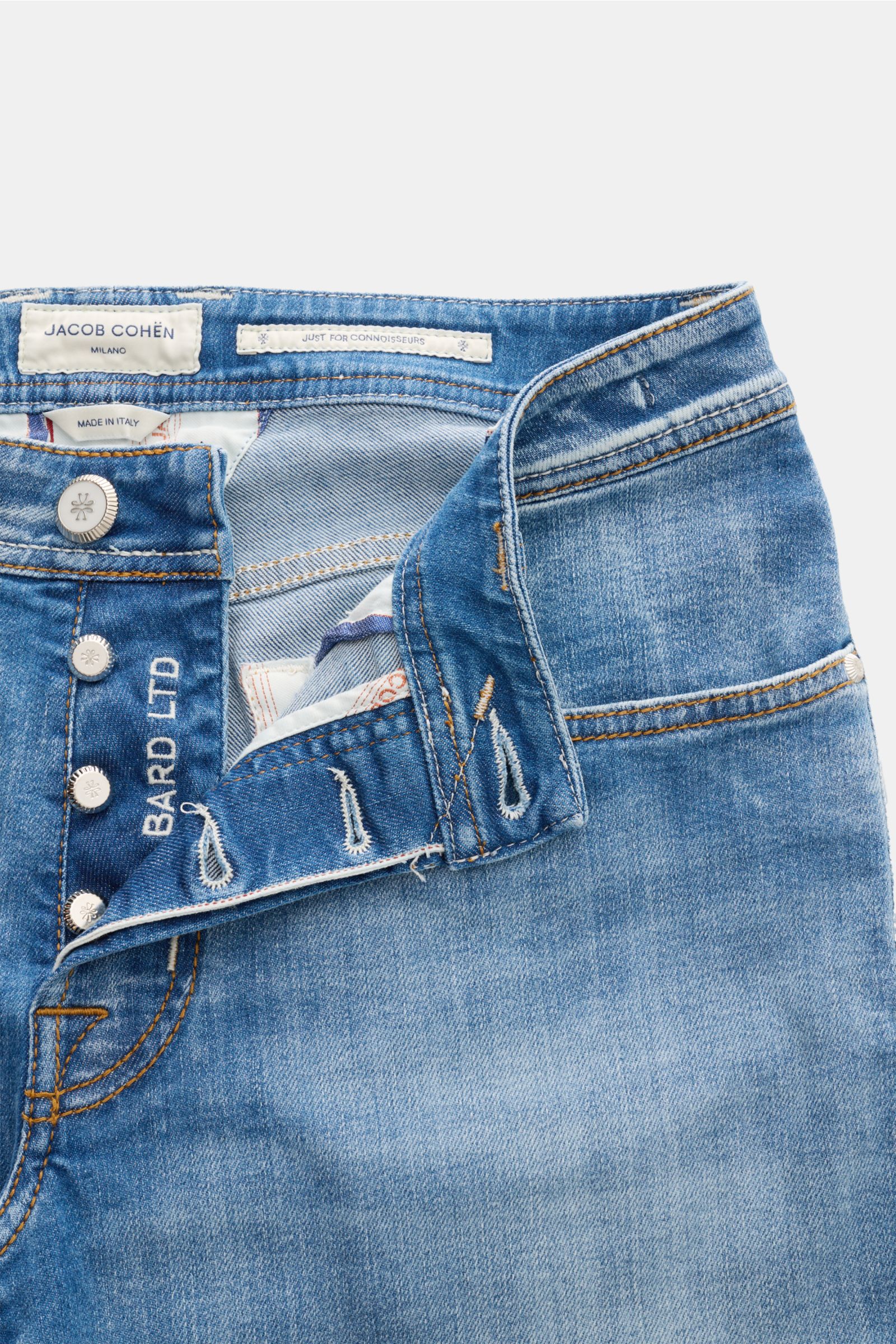 Jacob Cohen Jeans 'Bard LTD' rauchblau, Frontansicht mit offenem Button Fly, dezente Used-Waschung und hochwertigem Denim-Stoff.