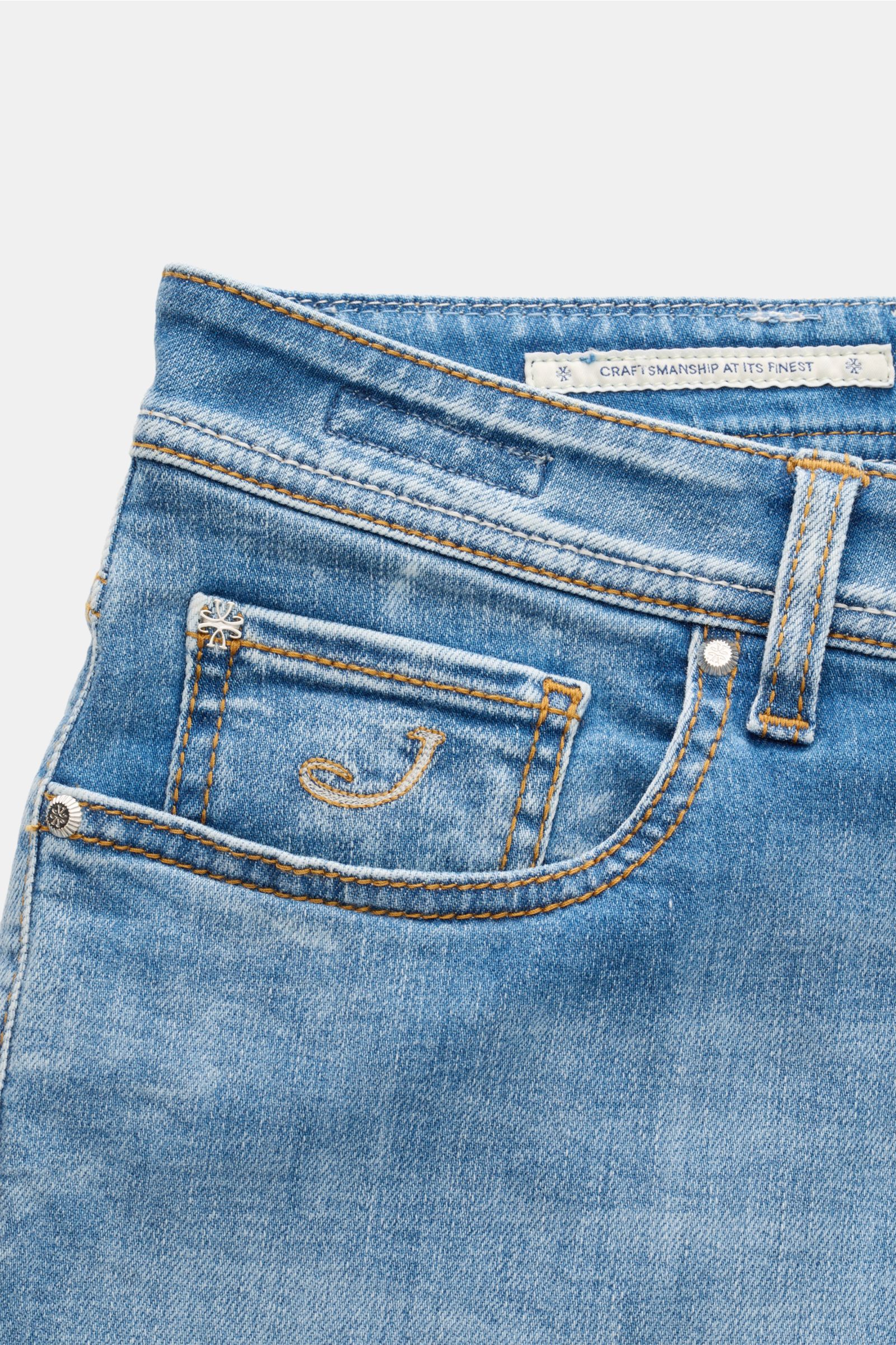 Jacob Cohen Jeans 'Bard LTD' rauchblau, Nahaufnahme der Fronttasche mit Münztasche und J-Stitching, dezente Used-Waschung, Slim Fit.