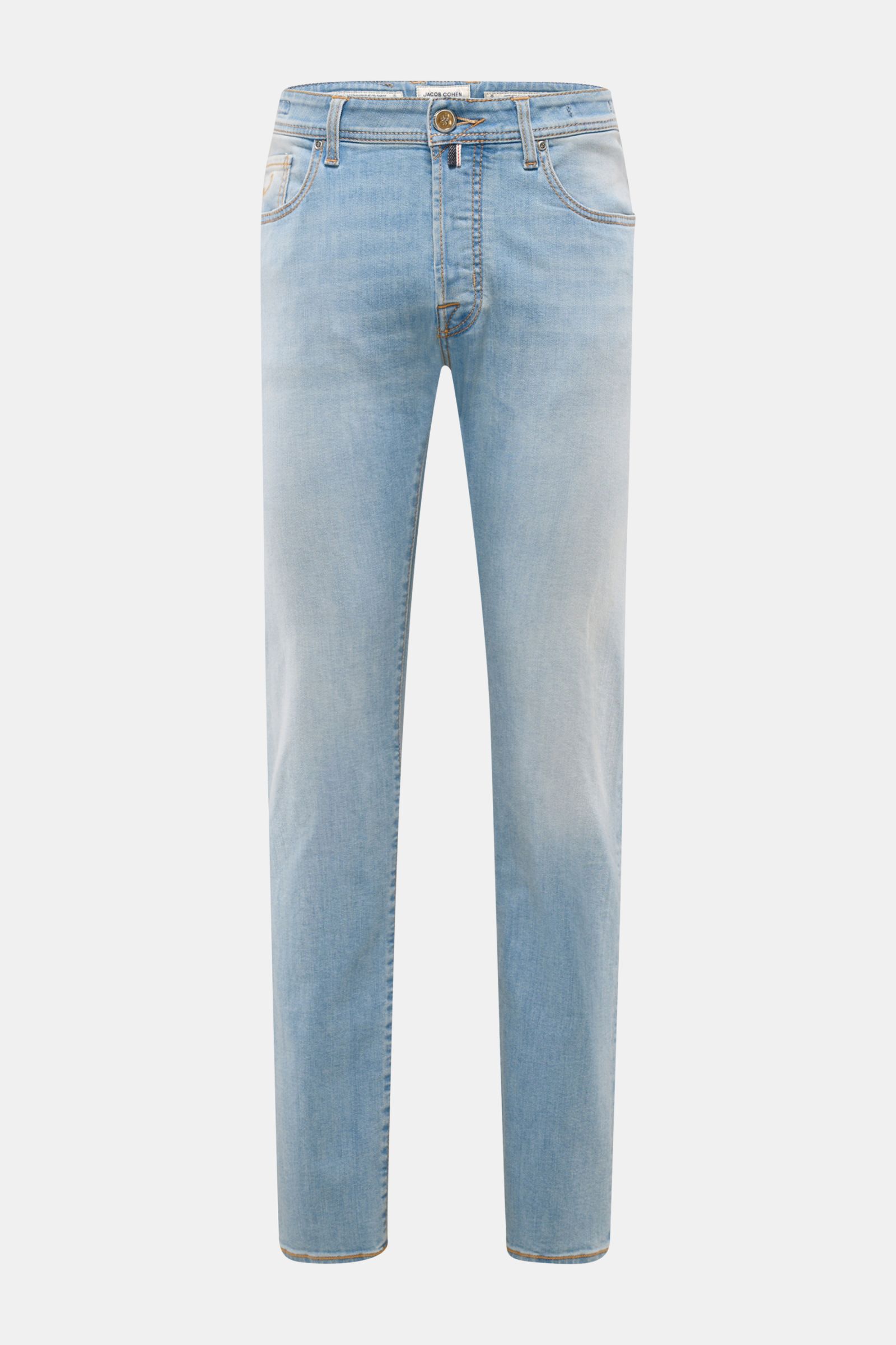 Front view of Jacob Cohen Jeans 'Bard LTD' rauchblau in light blue denim with slim fit, used wash, button fly, selvedge stitching, calf leather patch.  
Moderne Lässigkeit kombiniert mit unverwechselbaren Details: das auffällige Kalbfell-Patch ist das 