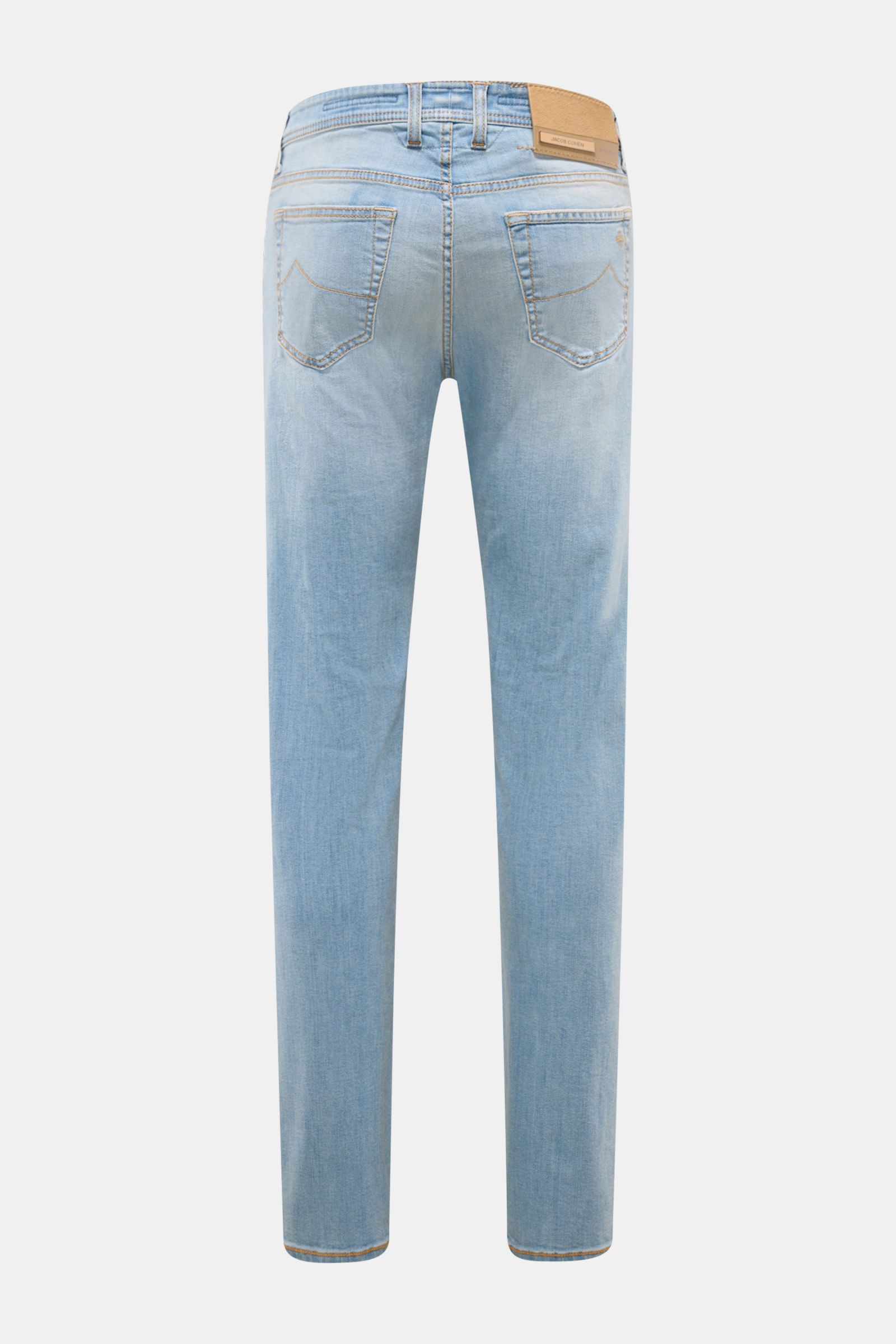 Back view of Jacob Cohen Jeans 'Bard LTD' rauchblau in slim fit with soft, faded denim, selvedge, calfskin patch, and stitching details.

Description: Moderne Lässigkeit kombiniert mit unverwechselbaren Details: das auffällige Kalbfell-Patch ist das Marke