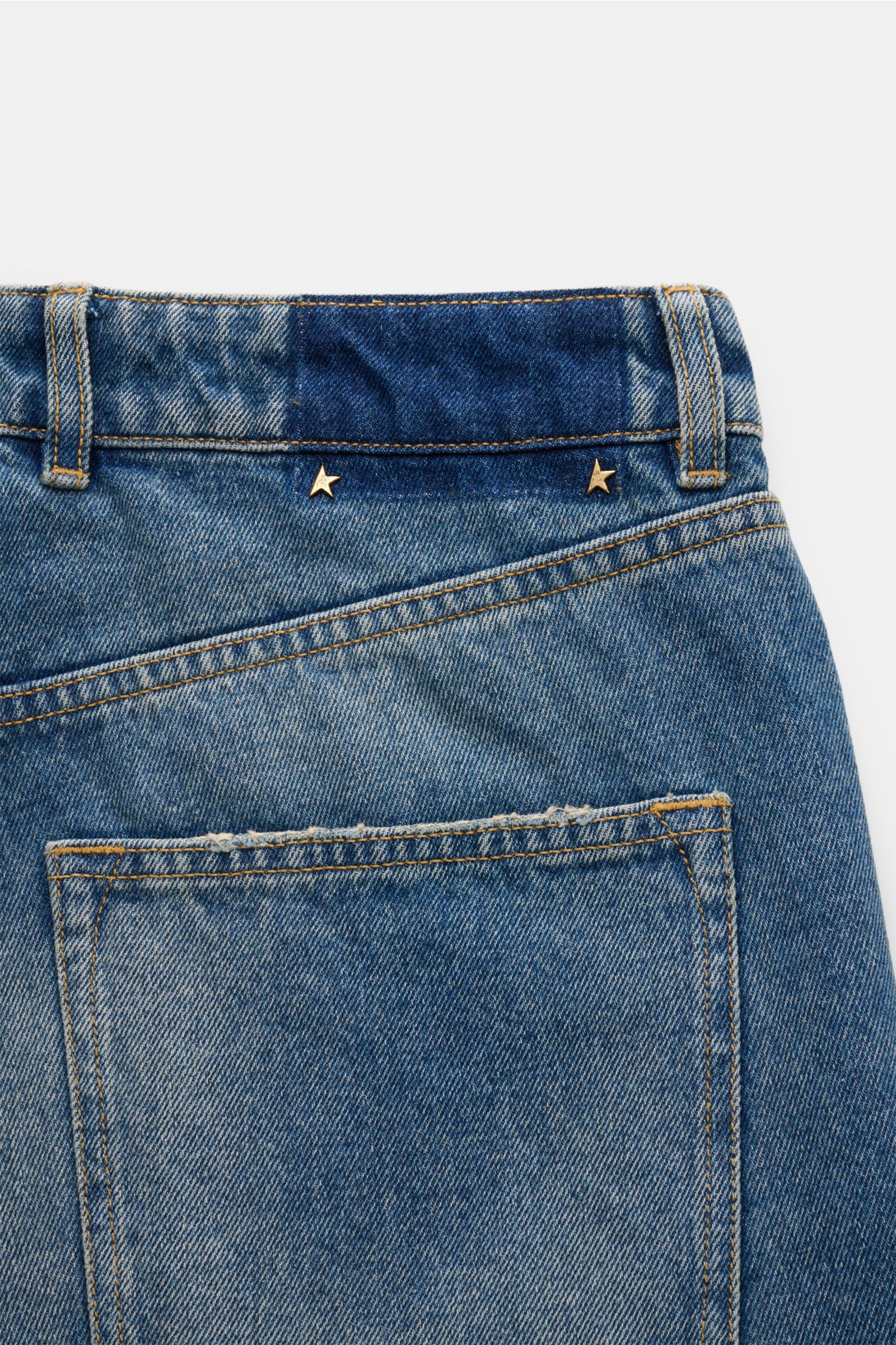 Golden Goose Jeans 'Happy' rauchblau, Rückansicht oben, Denim aus reiner Baumwolle mit Used-Waschung, Distressed-Details, Metall-Sternen-Patch.