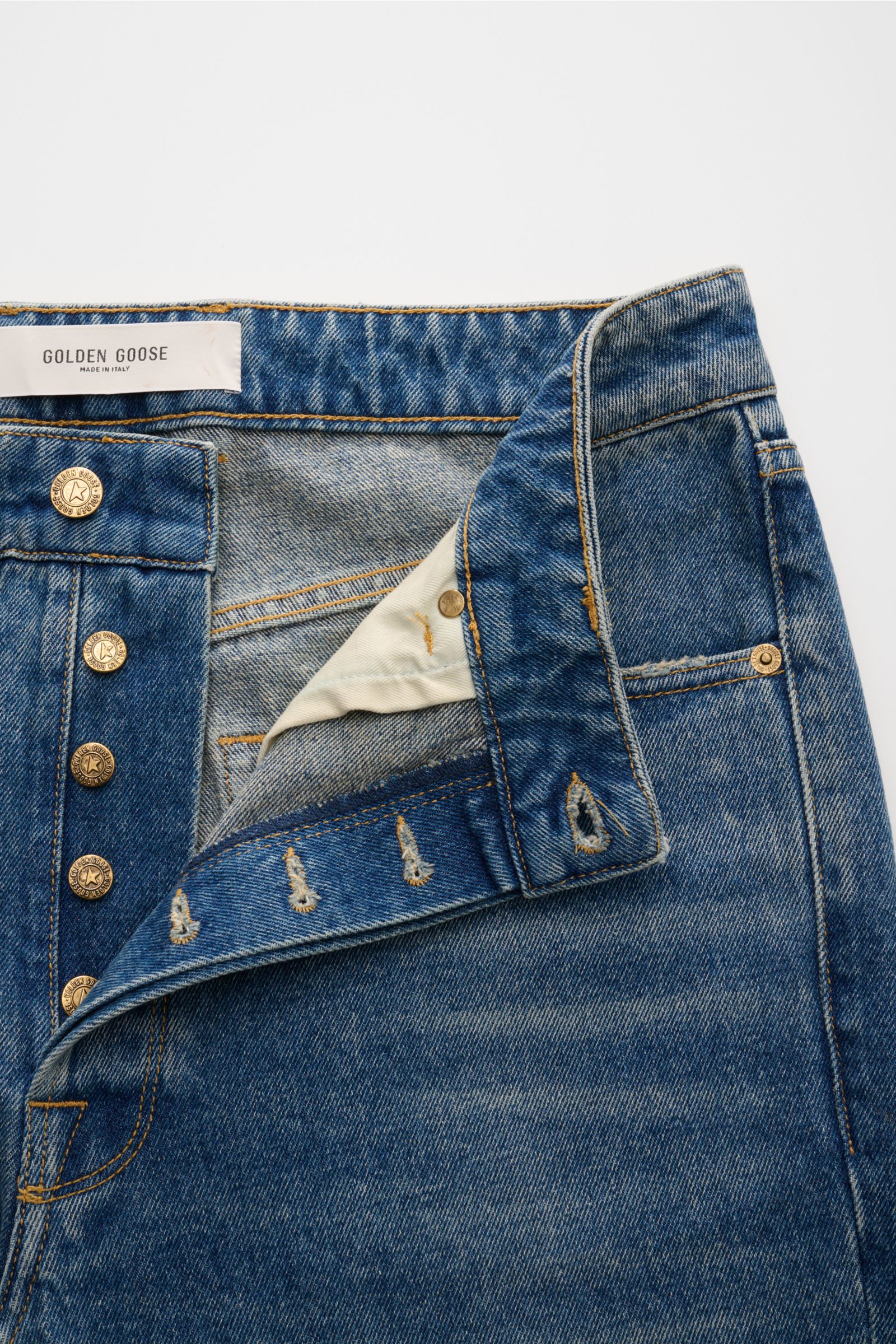 Golden Goose Jeans 'Happy' rauchblau, Nahaufnahme von vorne mit offenem Button-Fly, Used-Waschung, Five-Pocket-Stil, Metall-Sternen-Details, Regular Fit, Baumwolle, weicher Griff.