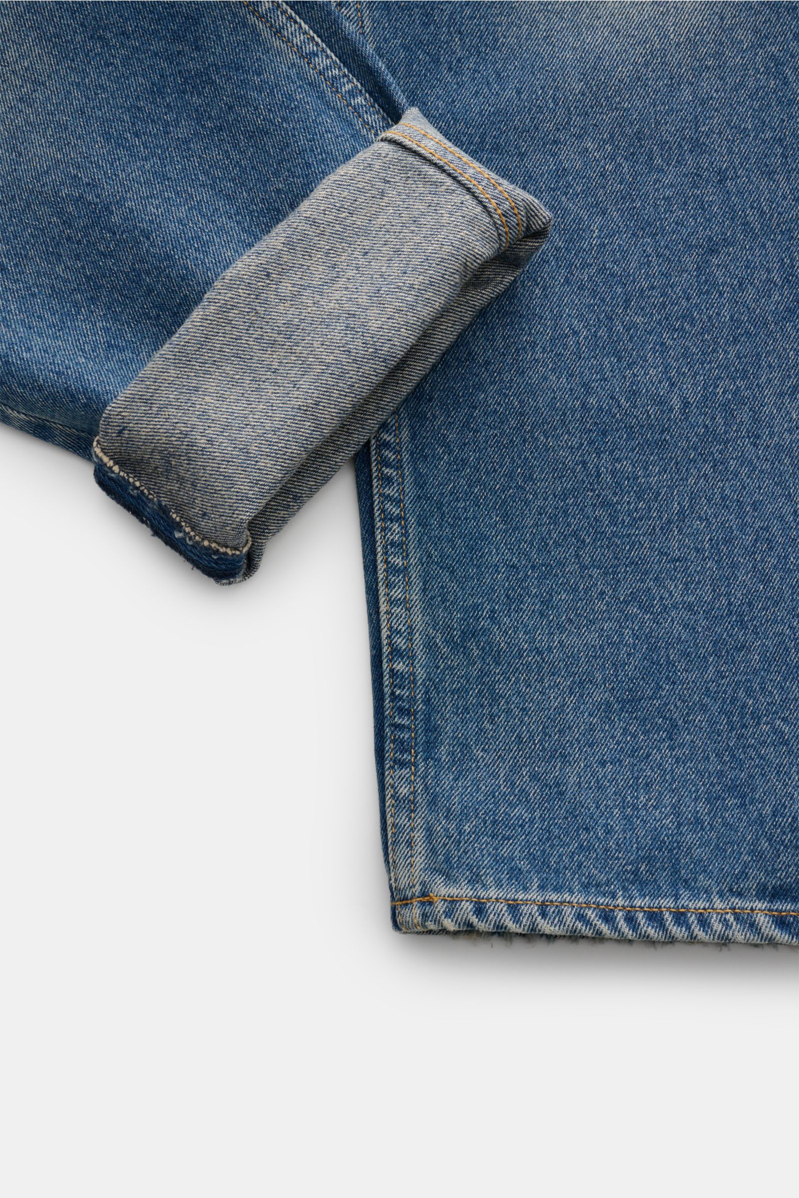 Golden Goose Jeans 'Happy' rauchblau im Close-up von unten, Denim aus reiner Baumwolle, softer Griff, Used-Waschung, Regular Fit, Five-Pocket, Button-Fly.