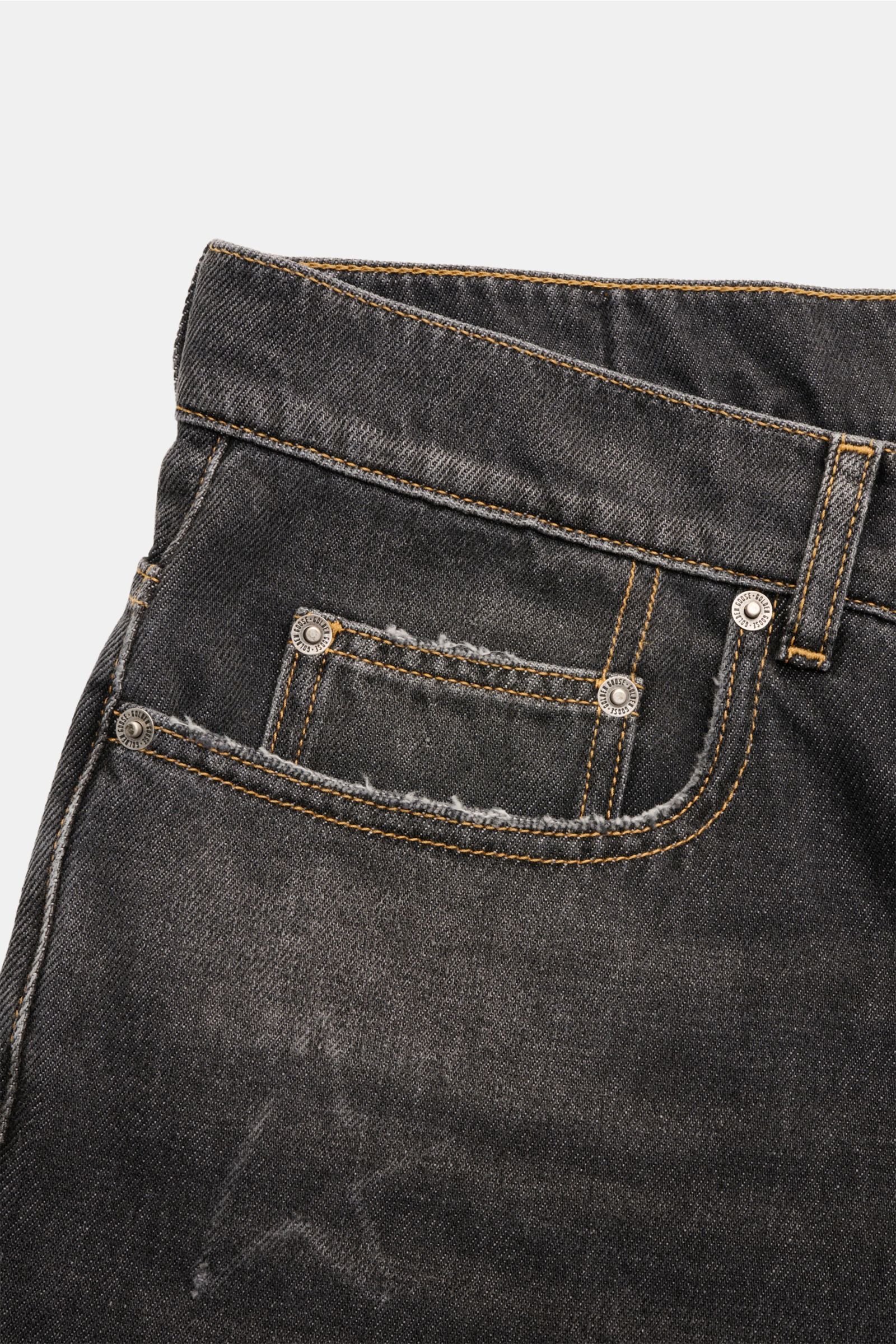 Golden Goose Jeans 'Cory Loose Skate' dunkelgrau, Detailaufnahme von vorne oben mit Baumwoll-Denim, Used-Waschung, Distressed-Effekten und Metall-Sternen-Patch.