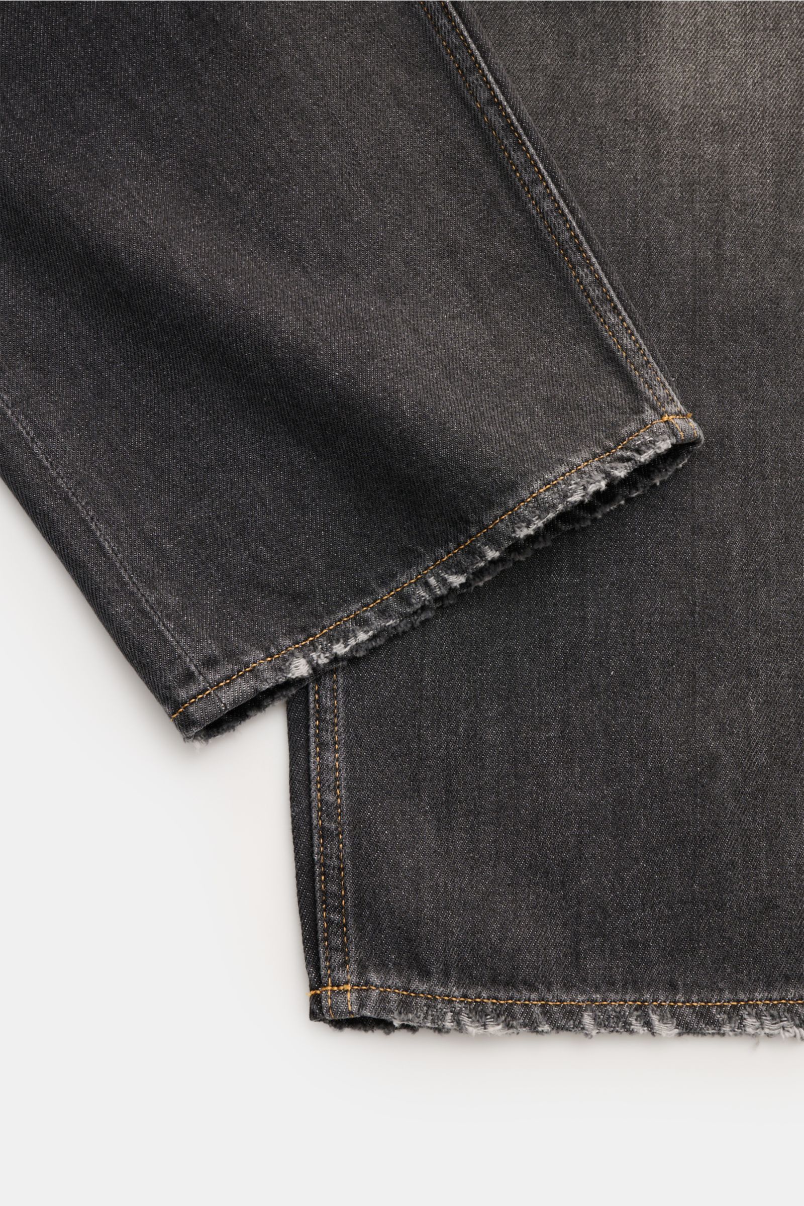 Golden Goose Jeans 'Cory Loose Skate' dunkelgrau, Detailaufnahme Saum und Naht, Distressed-Effekte, Baumwoll-Denim, lockerer Schnitt, knöchellang.