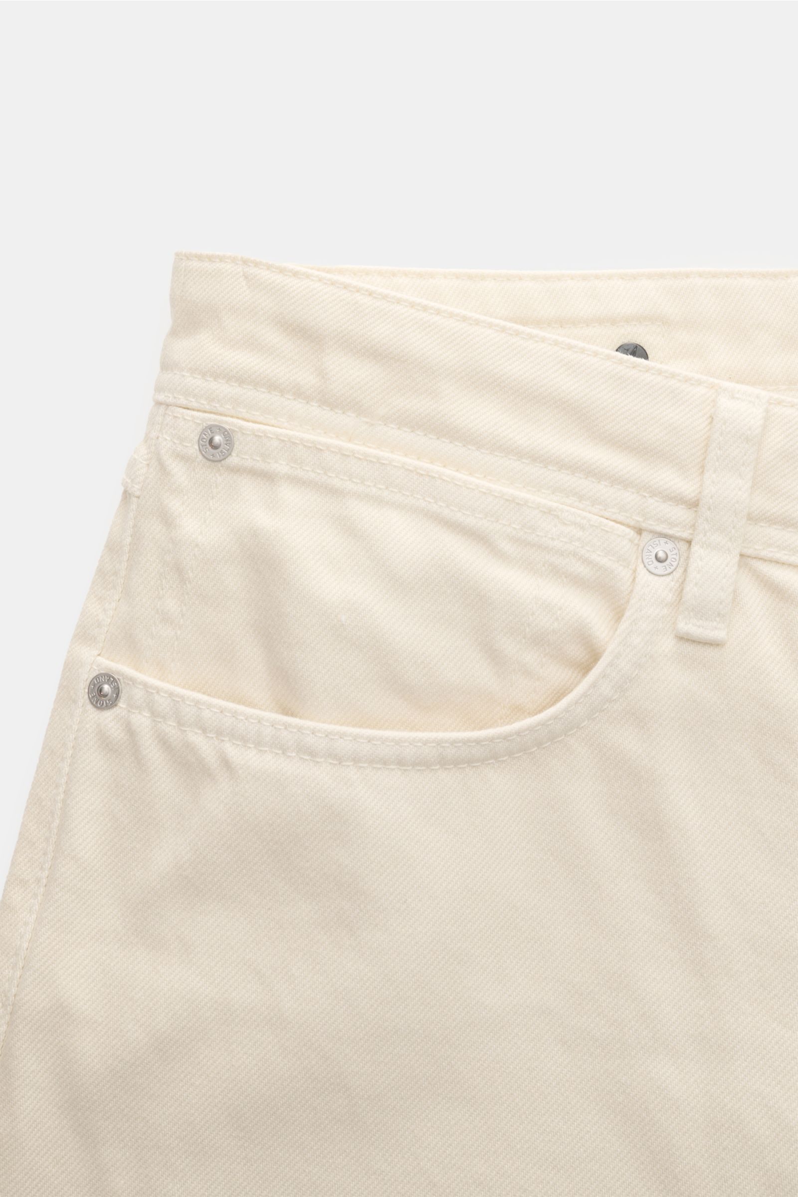 Stone Island Jeans 'Light Bull Denim' creme, Frontansicht, Loose Fit, gerader Schnitt, Five-Pocket-Stil, Button Fly, Kompass-Badge am Bund.