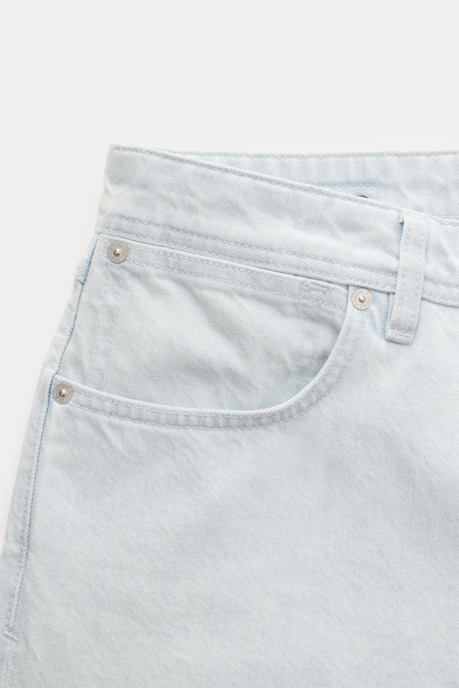 Stone Island Jeans 'Bleach' hellblau im Five-Pocket-Stil, gerader Schnitt, Button Fly, Kompass-Badge, Nahaufnahme von vorne oben.