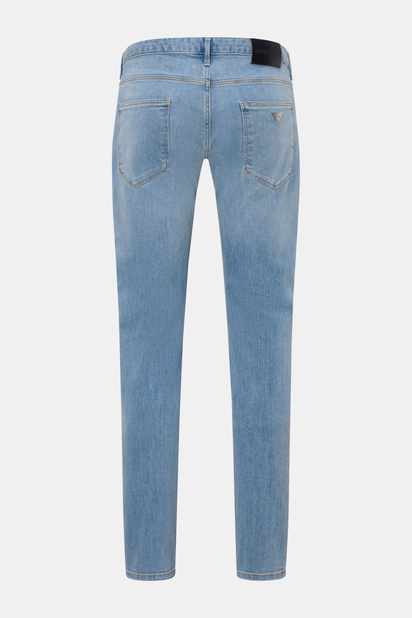 Emporio Armani Jeans rauchblau shown from the back, slim fit with a very narrow taper, authentic wash, five-pocket style, zip fly, metal logos, and leather patch. 

Komfort trifft Stil: Die Jeans von EMPORIO ARMANI überzeugt durch angenehmen Tragekomfo