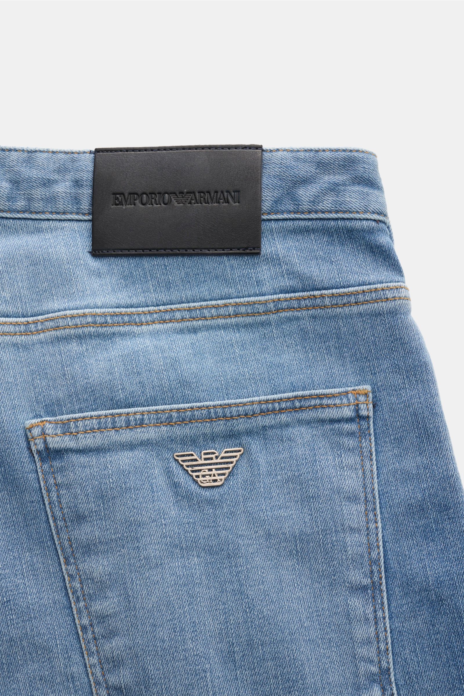 Emporio Armani Jeans rauchblau, Rückansicht mit Five-Pocket-Stil, Metall-Logo, Leather Patch, Slim Fit, elastischer Baumwolle, weicher Griff, Zip Fly.