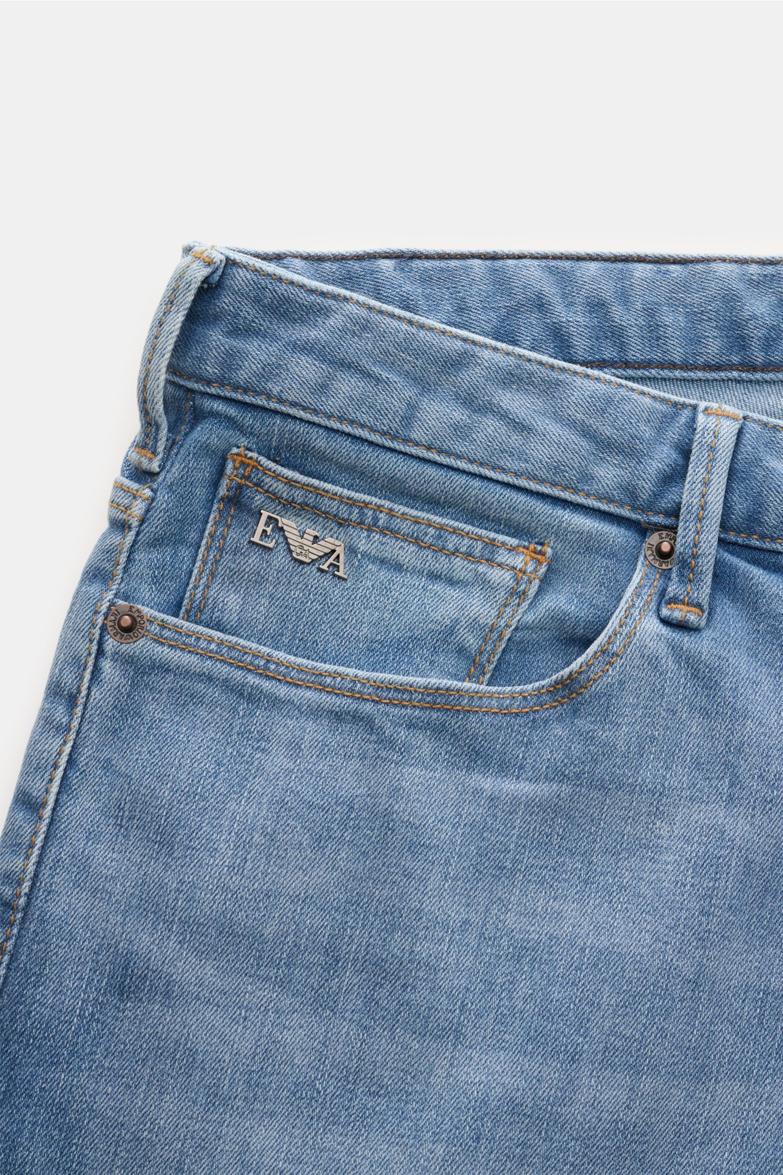 Close-up front view of Emporio Armani Jeans rauchblau showing the small front pocket with metal EA logo, belt loop, and zip fly details. 

Komfort trifft Stil: Die Jeans von EMPORIO ARMANI überzeugt durch angenehmen Tragekomfort und zeitlose Ästhetik f