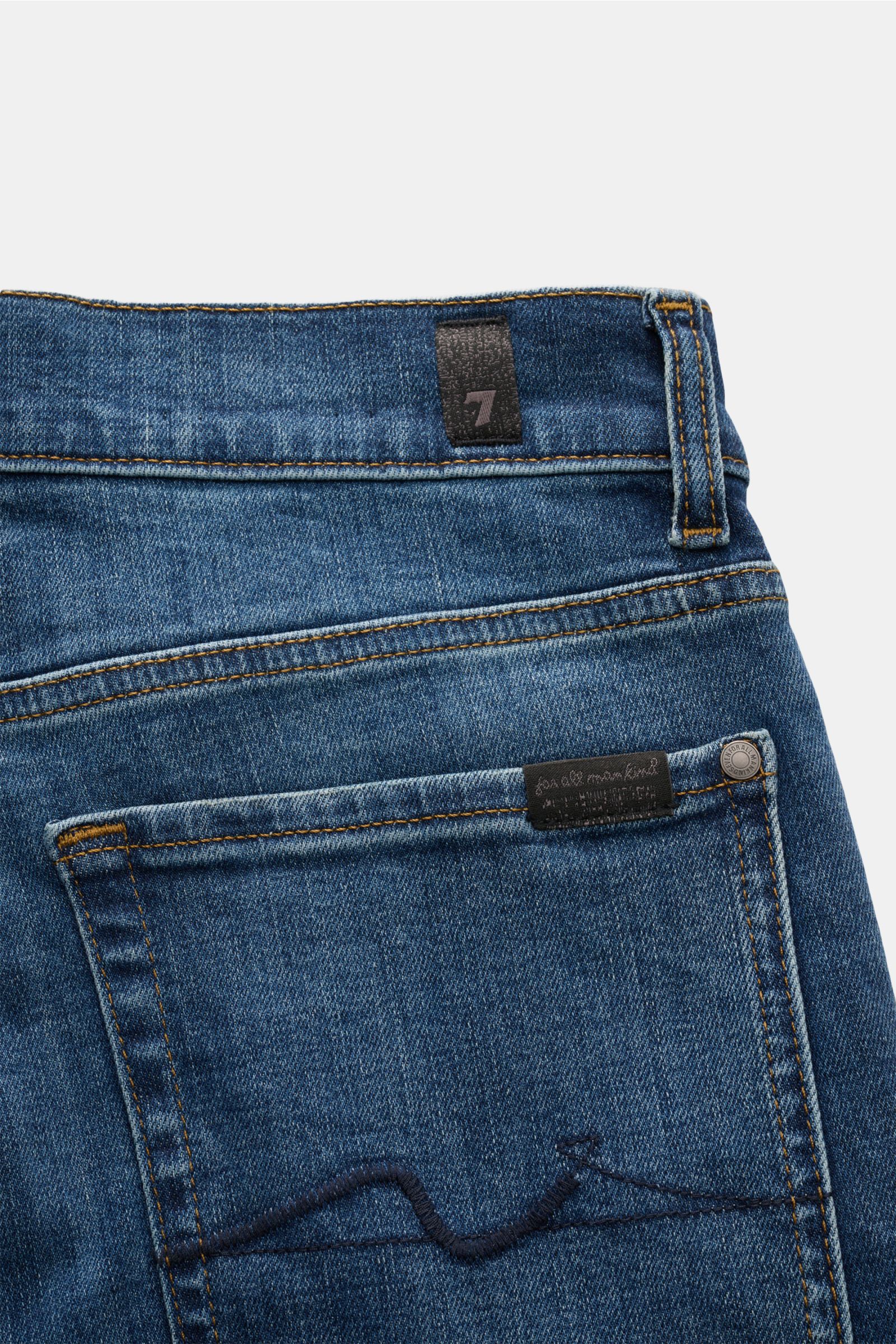 7 for all mankind Jeans 'Slimmy Industrial' blau, Rückansicht mit Gesäßtasche, dezenter Used-Waschung, Slim Fit, elastischer Denim, Weblabel am Bund.