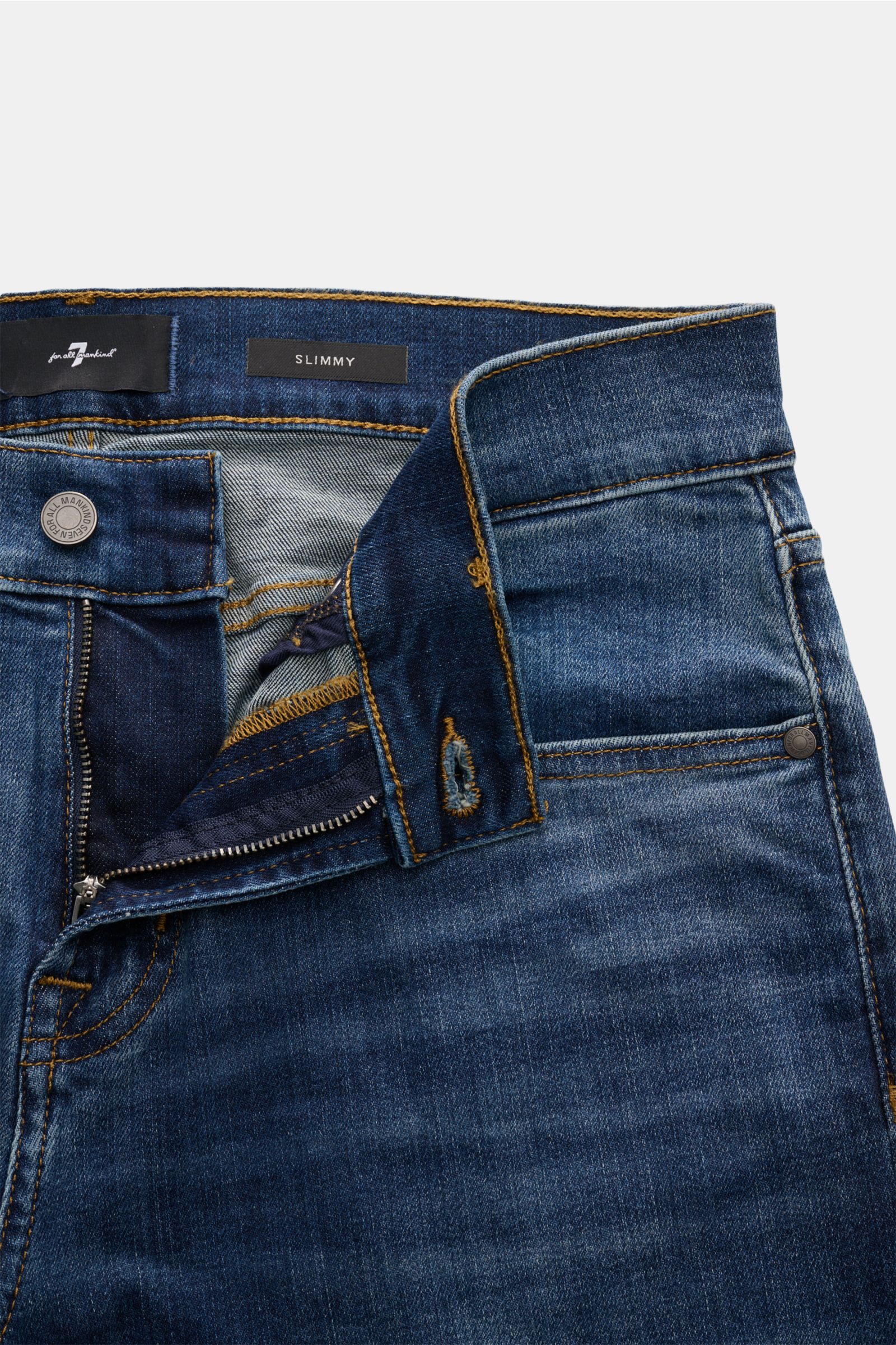 7 for all mankind Jeans 'Slimmy Industrial' blau, Front nah, Zip Fly offen, elastischer Denim, dezente Used-Waschung, Slim Fit, Five-Pocket-Stil, Weblabel am Bund.
