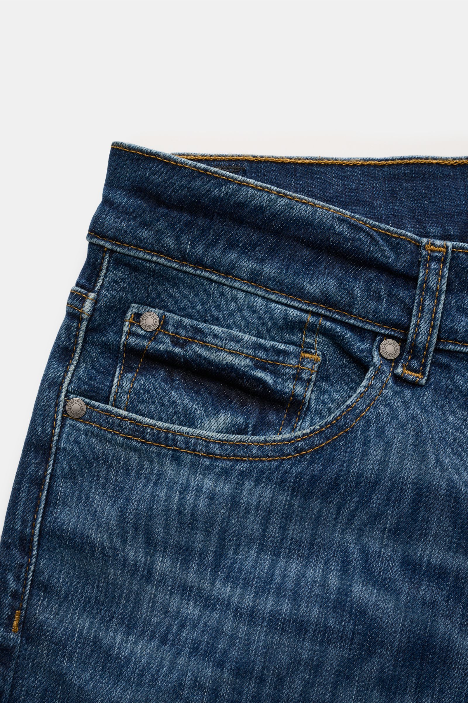 Nahaufnahme der 7 for all mankind Jeans 'Slimmy Industrial' blau von vorne oben mit Five-Pocket-Stil, Zip Fly, Used-Waschung und kleinem Weblabel.