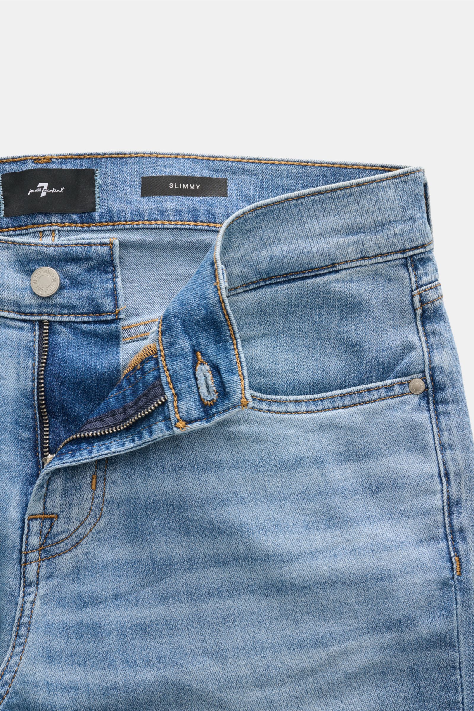 7 for all mankind Jeans 'Slimmy' rauchblau, Nahaufnahme von Bund und Reißverschluss, Slim Fit, Baumwolle-Microfaser-Mix, dezente Used-Waschung, Five-Pocket Stil, kleines Weblabel.