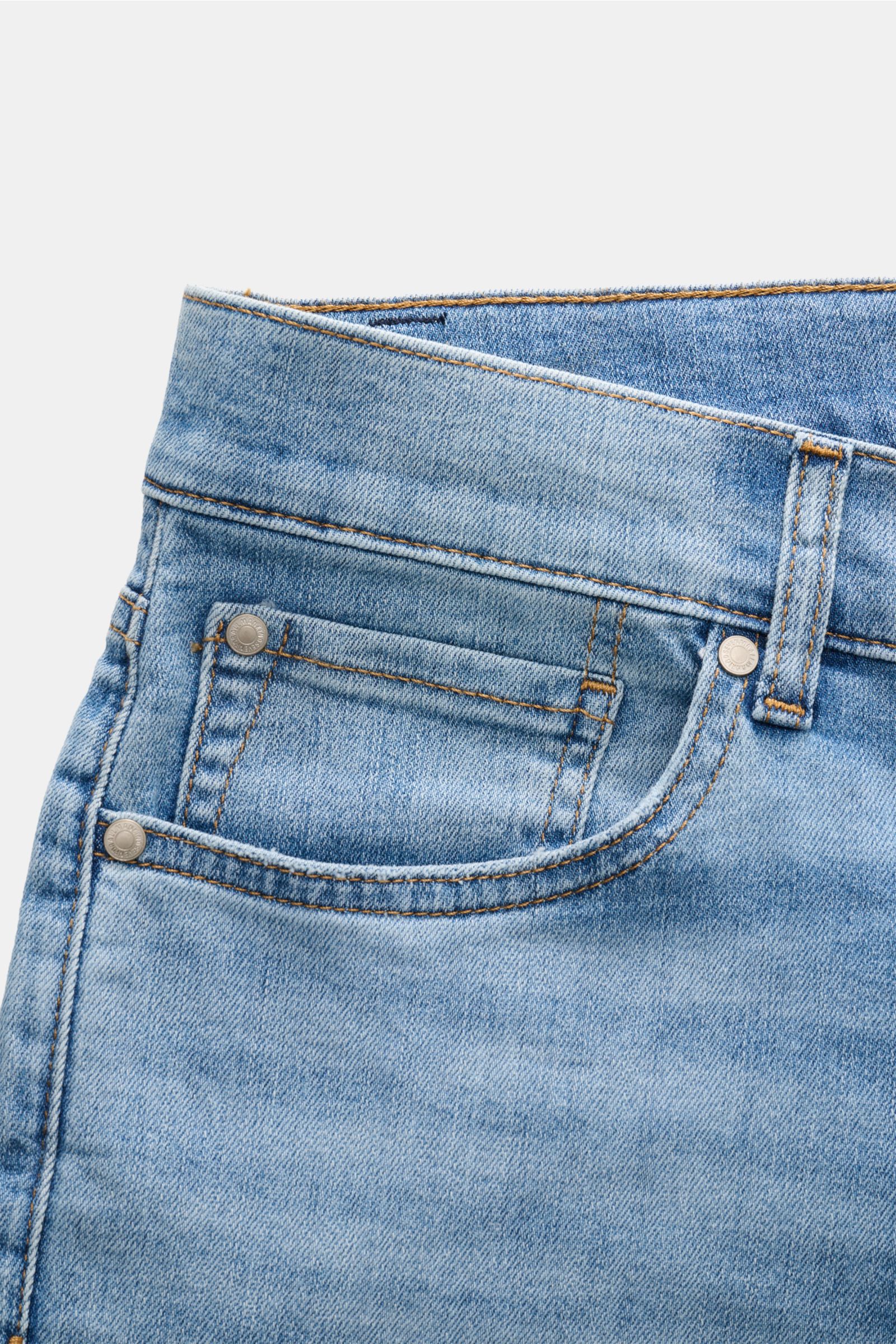 Nahaufnahme der Taille der 7 for all mankind Jeans 'Slimmy' rauchblau mit Five-Pocket-Stil, Zip Fly und dezentem Used-Look, fotografiert von oben.