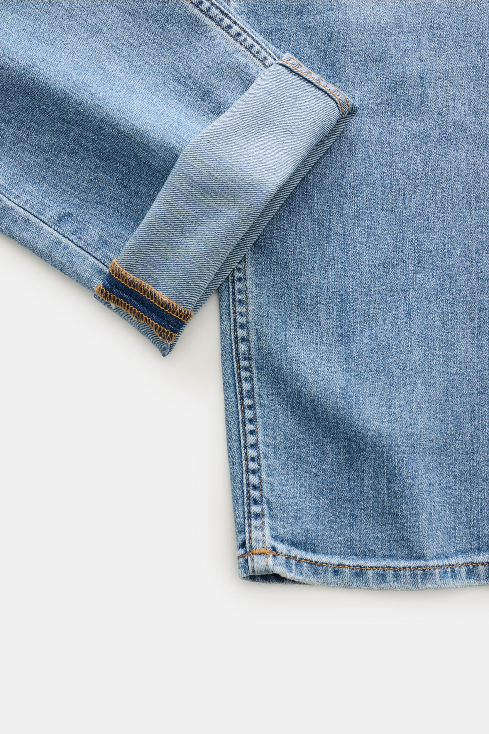 7 for all mankind Jeans 'Slimmy' rauchblau, Detailansicht von unten auf den leicht schmal zulaufenden Saum mit dezent Used-Waschung.