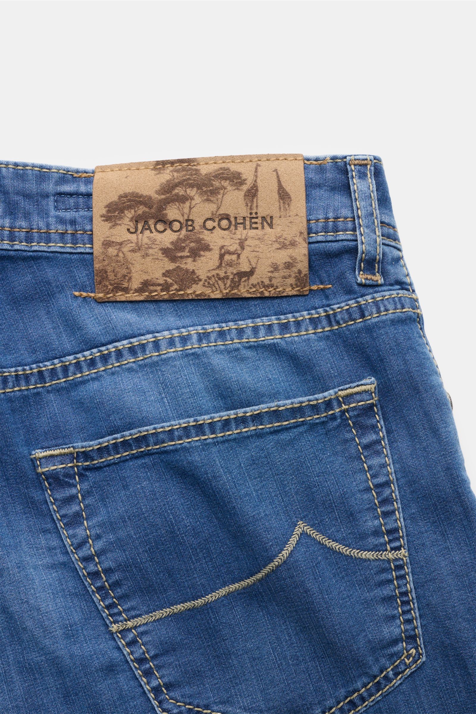 Jacob Cohen Jeans 'Bard' dunkelblau Rückansicht mit Five-Pocket, Stitching, Used-Waschung und Afrika-Motiv Patch aus elastischem Premium-Denim.