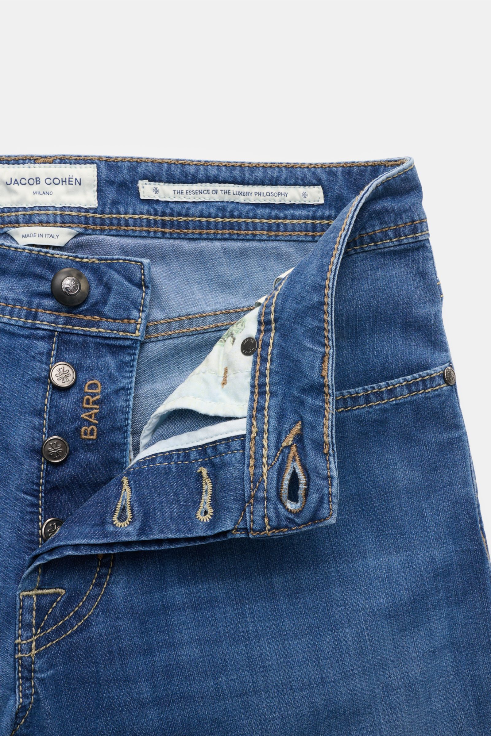 Jacob Cohen Jeans 'Bard' dunkelblau mit offenem Button Fly, sichtbarem Innenfutter, Slim Fit, weichem, elastischem Denim und dezenter Used-Waschung.