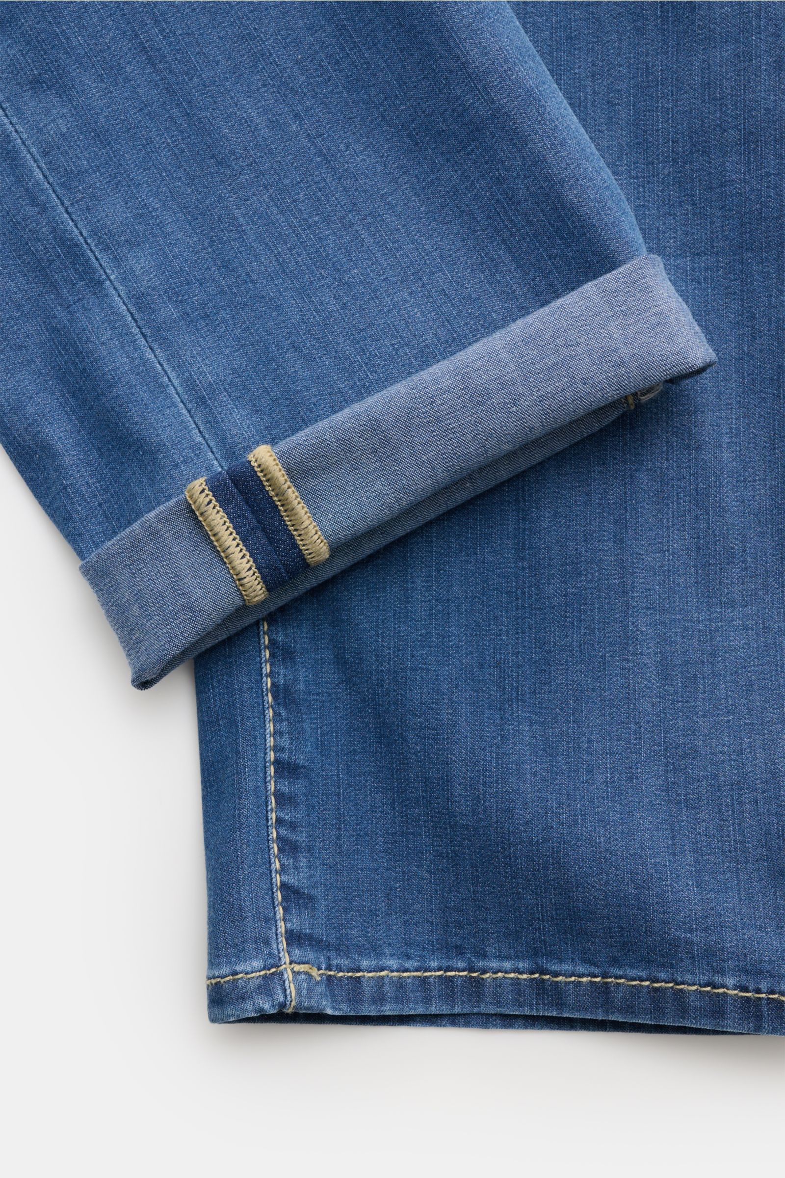 Jacob Cohen Jeans 'Bard' dunkelblau in elastischer Baumwoll-Viskose-Qualität, Nahaufnahme vom aufgekrempelten Saum mit feiner Naht.