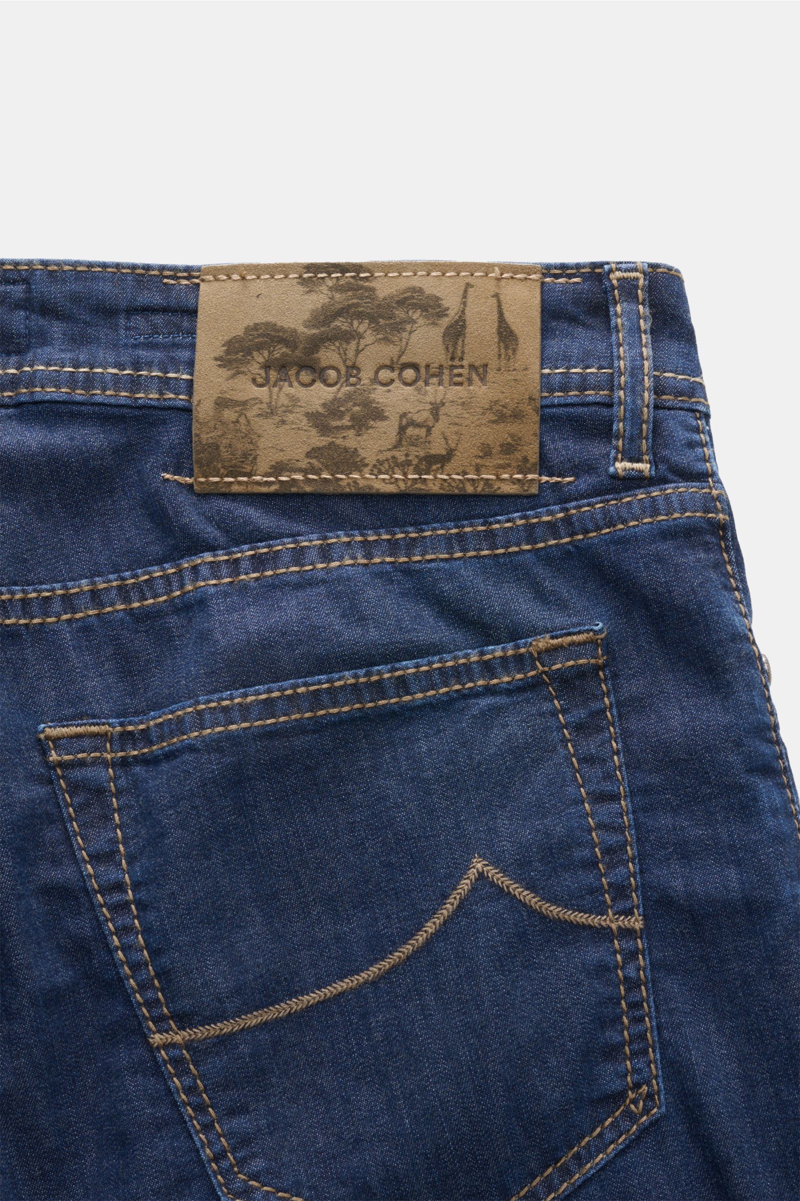 Jacob Cohen Jeans 'Bard Jum' navy Detailaufnahme von hinten schmal zulaufend mit Lederpatch, tonalem Stitching und Five-Pocket-Stil, weicher Griff.