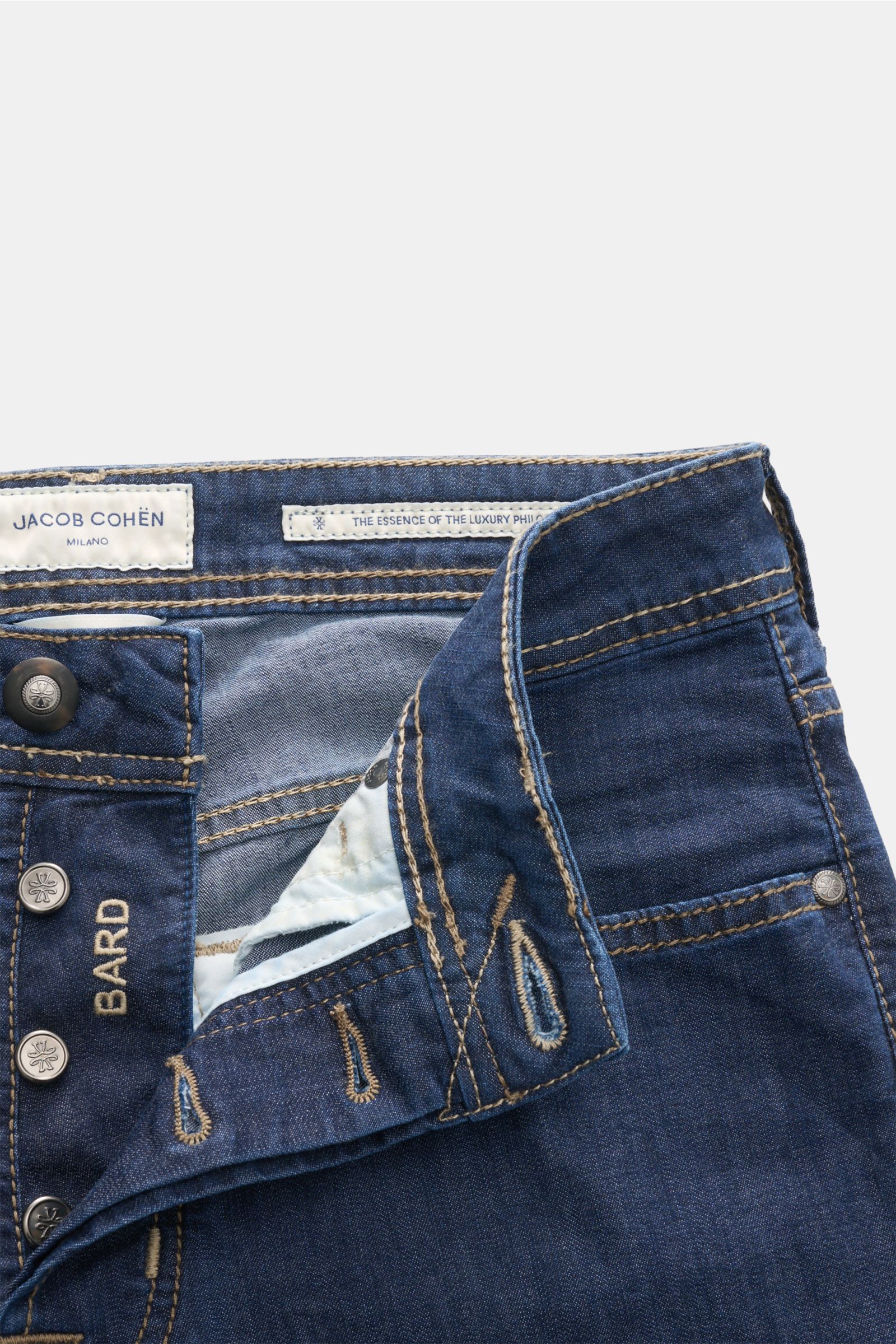 Jacob Cohen Jeans 'Bard Jum' navy, Detailfoto von oben mit offenem Button Fly, Five-Pocket-Stil, Lederpatch, Münztasche mit Initial, Slim Fit, schmal zulaufend.