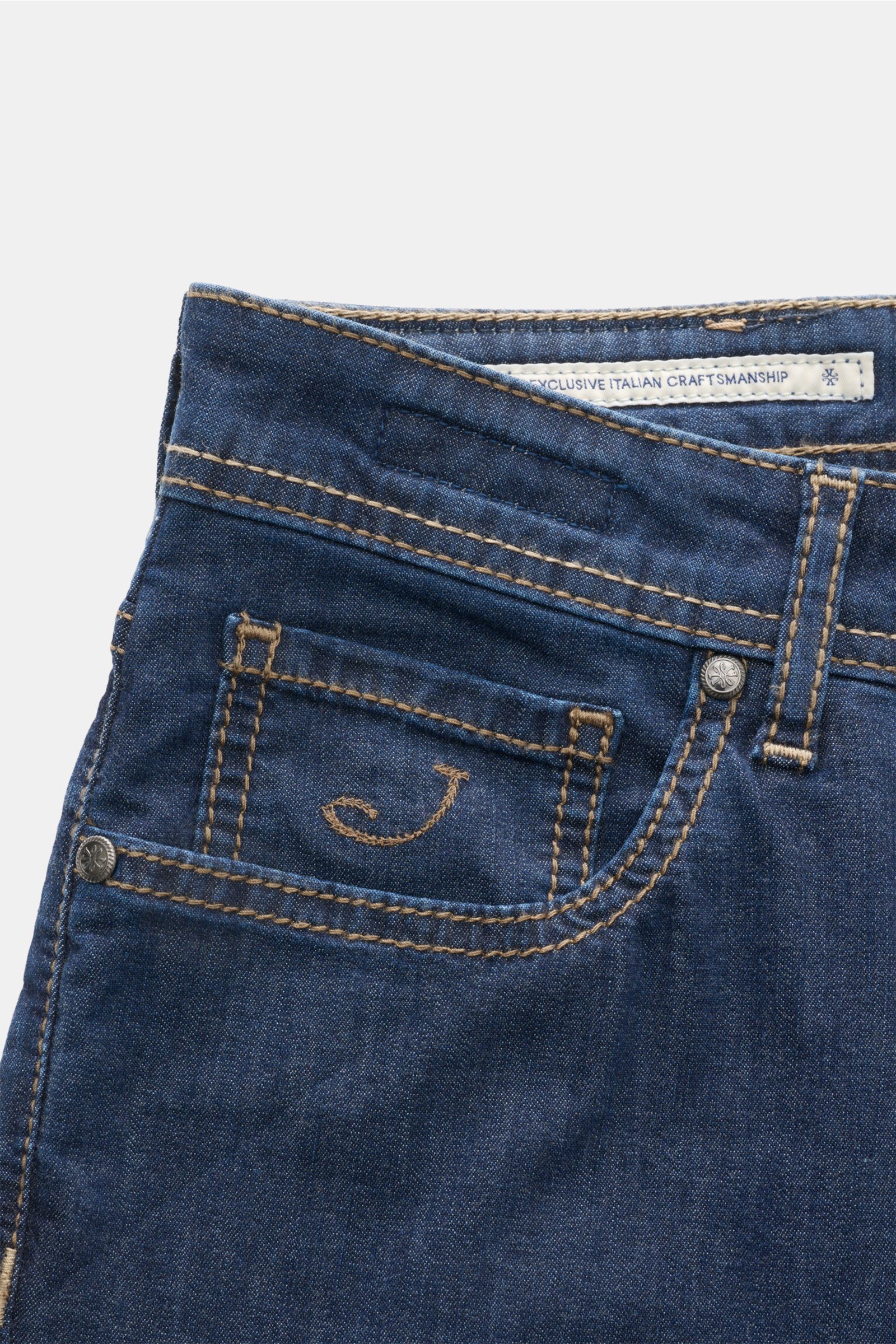 Jacob Cohen Jeans 'Bard Jum' navy im Five-Pocket-Stil, Slim Fit, Button Fly, mit Münztasche und tonalem Stitching, Nahaufnahme seitlich.
