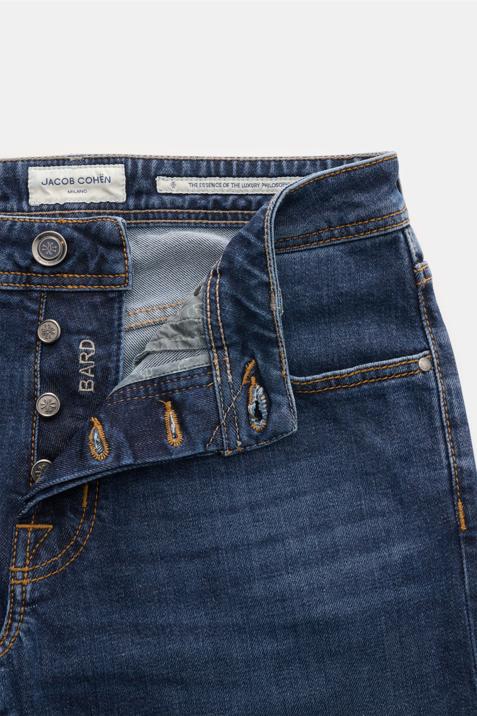Jacob Cohen Jeans 'Bard' dunkelblau, schmal zulaufend, aus robustem, leicht elastischem Denim mit Button Fly und dezenter Used-Waschung, frontal mit offenem Verschluss.