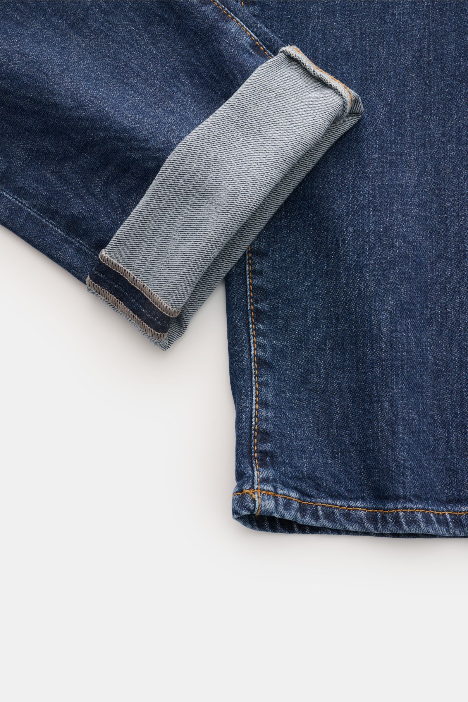 Jacob Cohen Jeans 'Bard' dunkelblau, Detailaufnahme von unten, mit umgekrempeltem Bein in leicht elastischem Denim mit Used-Waschung.