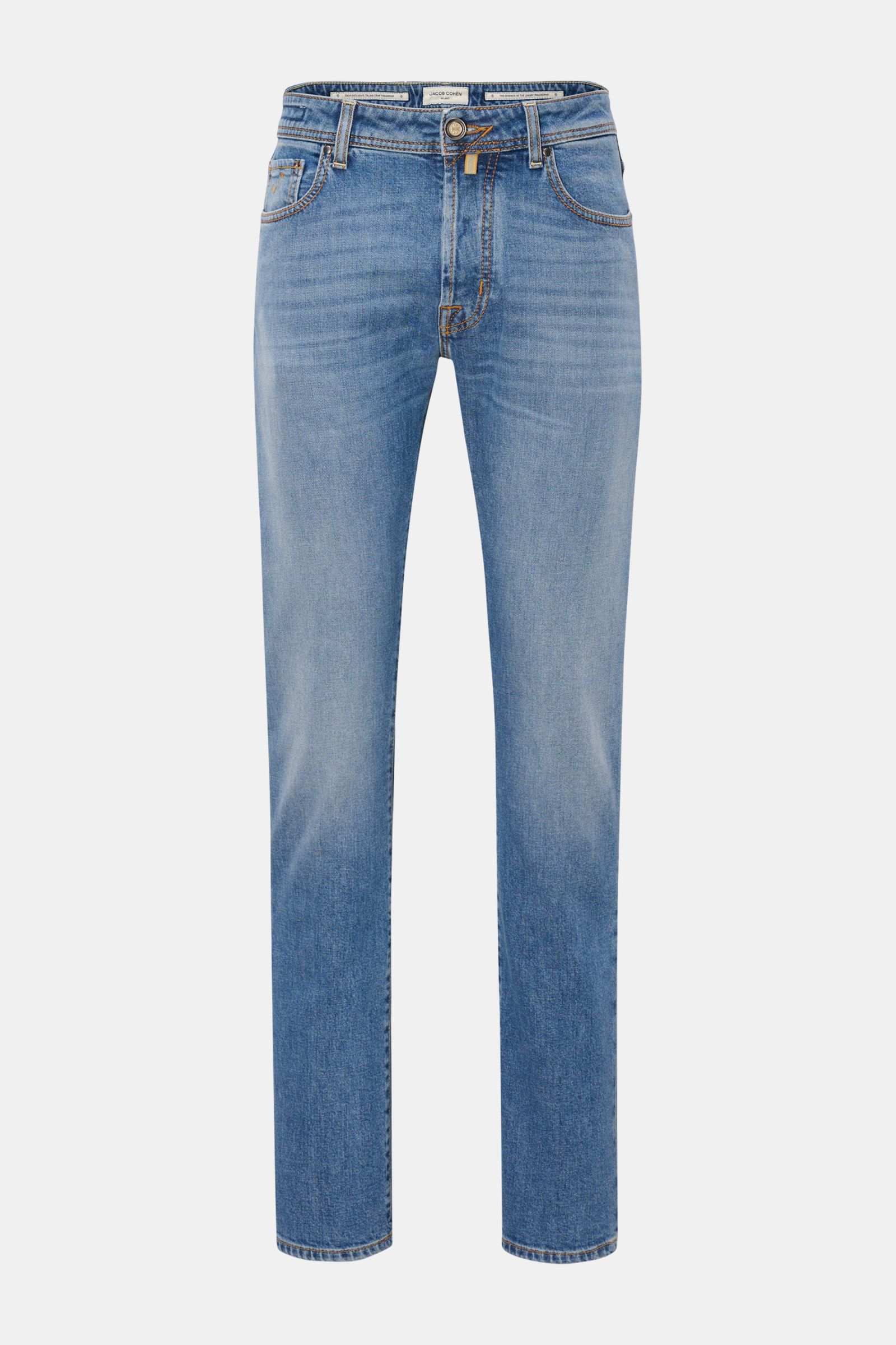 Jacob Cohen Jeans 'Bard' blau, Slim Fit, aus Baumwolle und Lyocell mit softer, elastischer Qualität, Button Fly, Five-Pocket-Stil, frontale Ansicht.