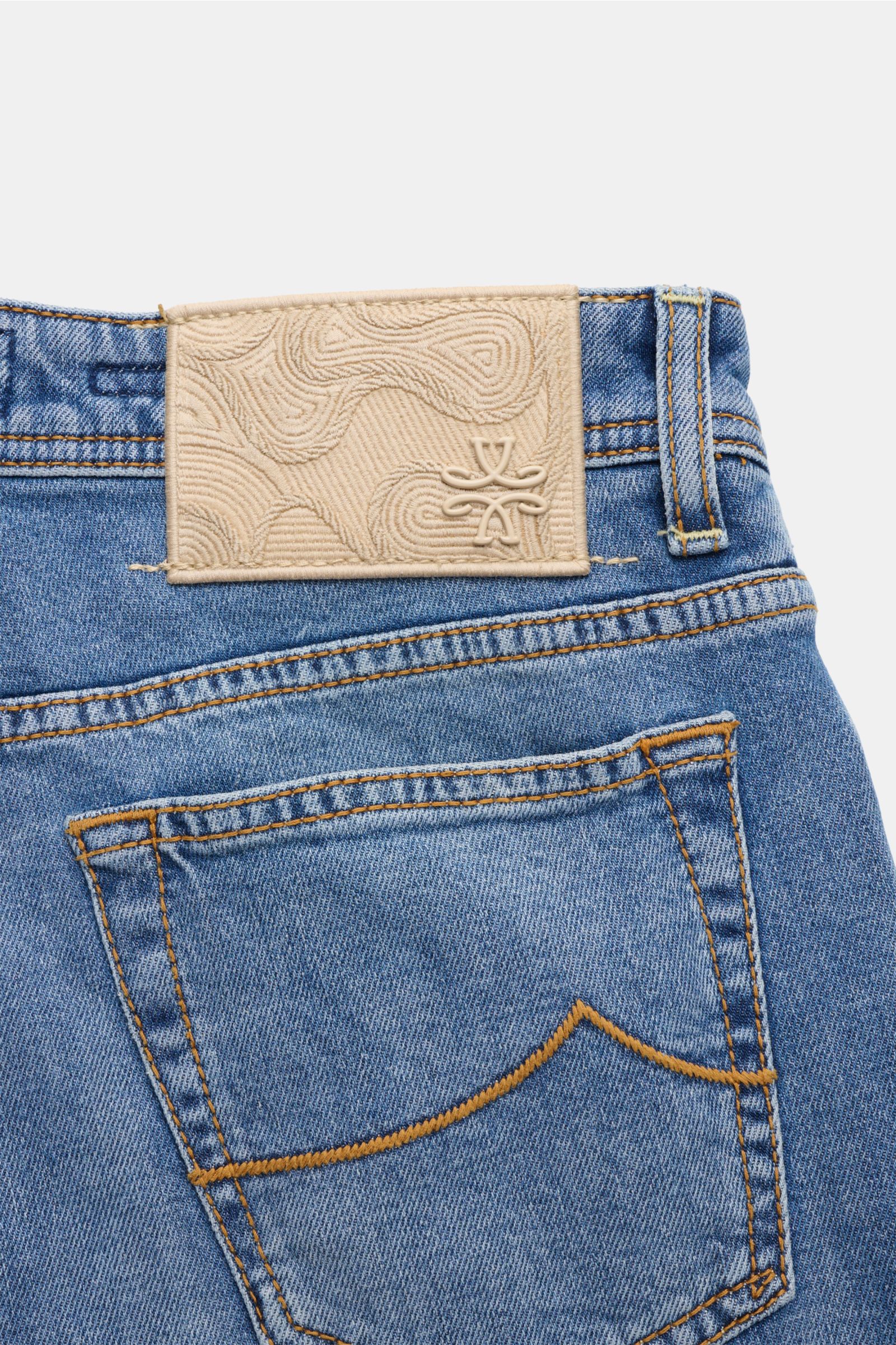 Jacob Cohen Jeans 'Bard' blau, Rückansicht mit Gesäßtasche, dezenter Used-Waschung, elastischer Baumwolle-Lyocell-Denim, Slim Fit, Patch mit Logo.